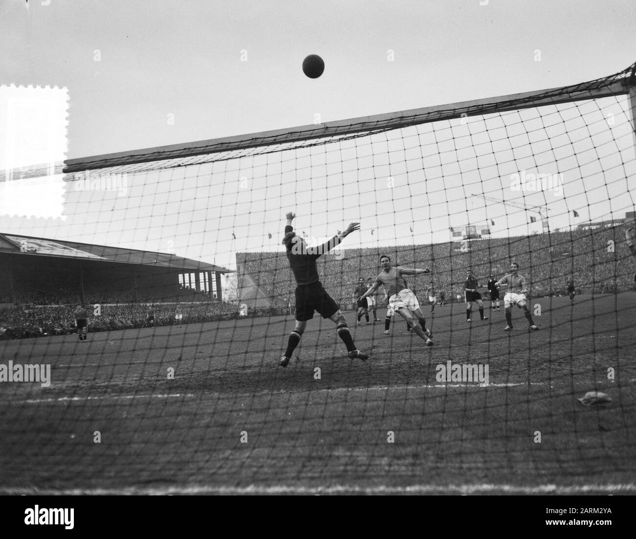 Fußball Belgien gegen Niederlande 0-1 Datum: 8. april 1956 Ort: Antwerpen Schlagwörter: Sport, Name der Fußballeinrichtung: Niederländische Mannschaft Stockfoto