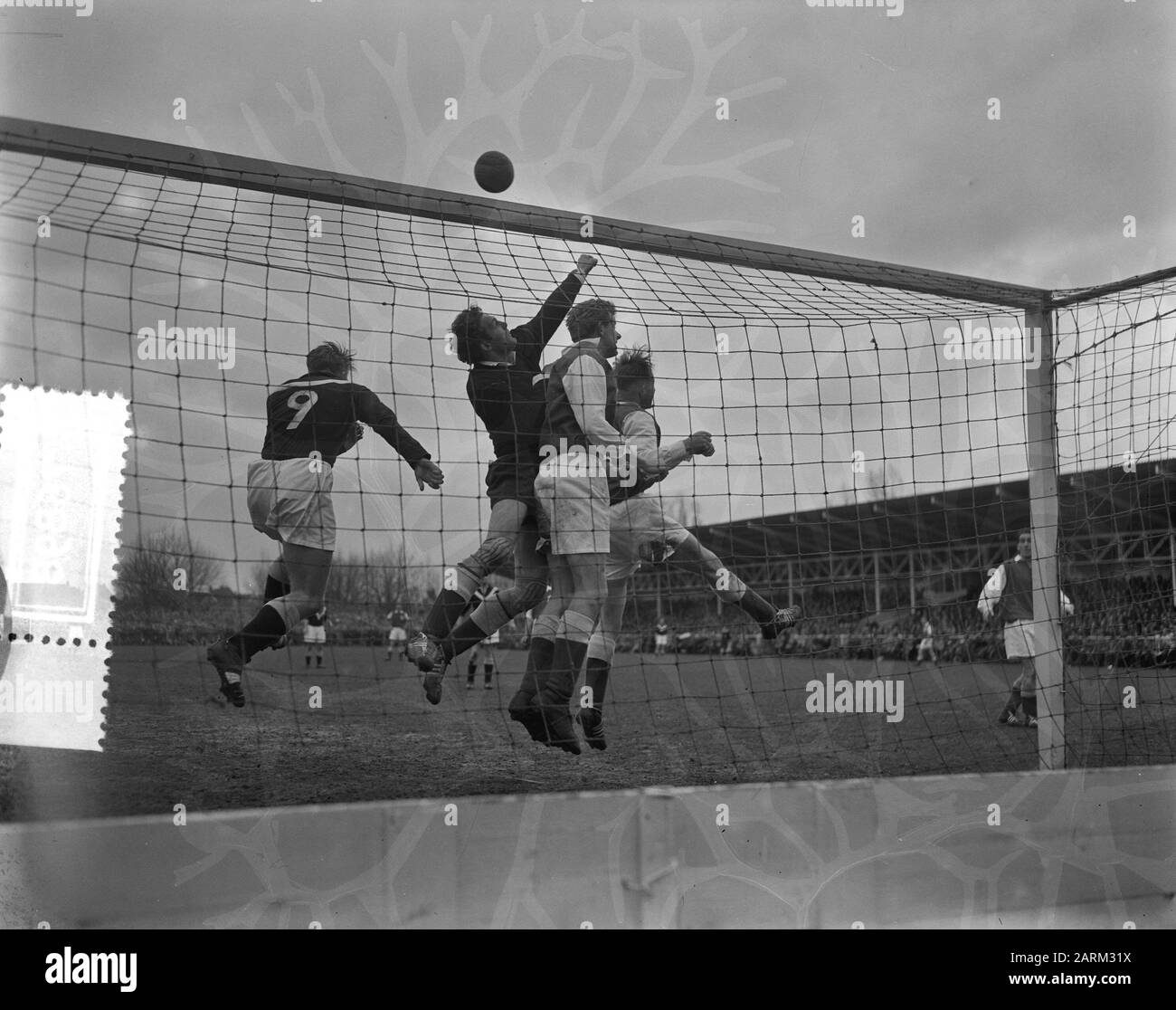 Fußball-Alkmaar gegen Enschede 0-1 Datum: 15. April 1956 Ort: Alkmaar, Enschede Schlüsselwörter: Sport, Fußball Stockfoto