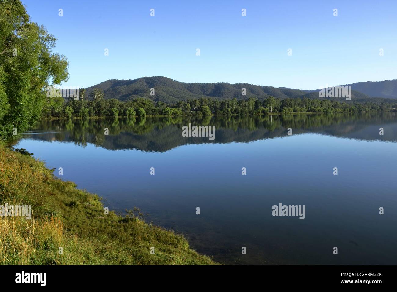 Lake Eildon, Reflective Waters, Victoria, Australien Stockfoto