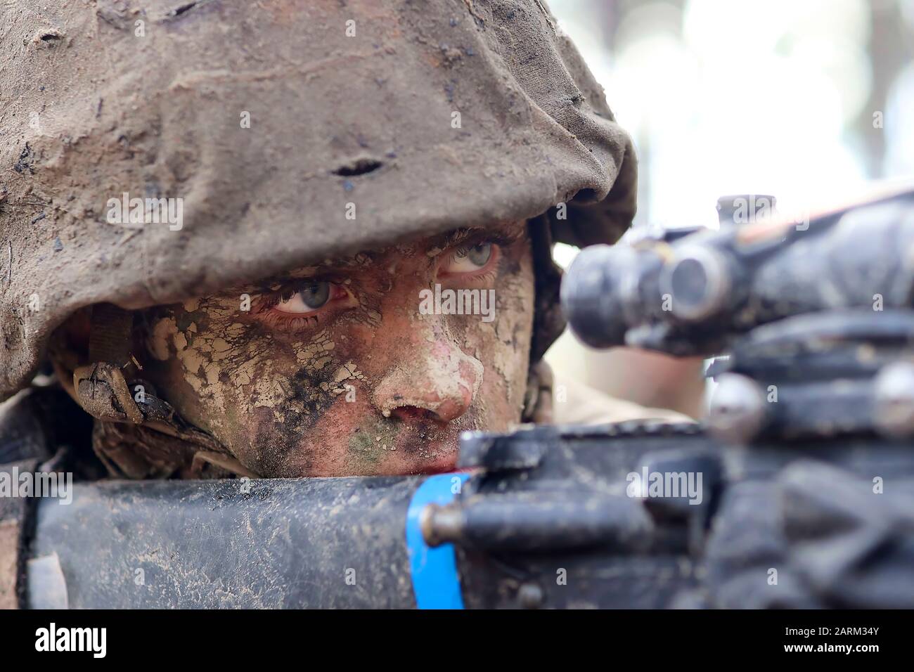 Colin G. VanZalen, ein Rekrut bei Charlie Company, 1st Recruit Training Battalion, Sights in during the Crucible at Marine Corps Recruit Depot Parris Island, S.C., 22. November 2019. Das Crucible ist das letzte Ereignis, das den Höhepunkt erreicht, bevor die Rekruten zu Marines werden. (USA Foto des Marine Corps von Lance Cpl. Samuel C. Fletcher) Stockfoto