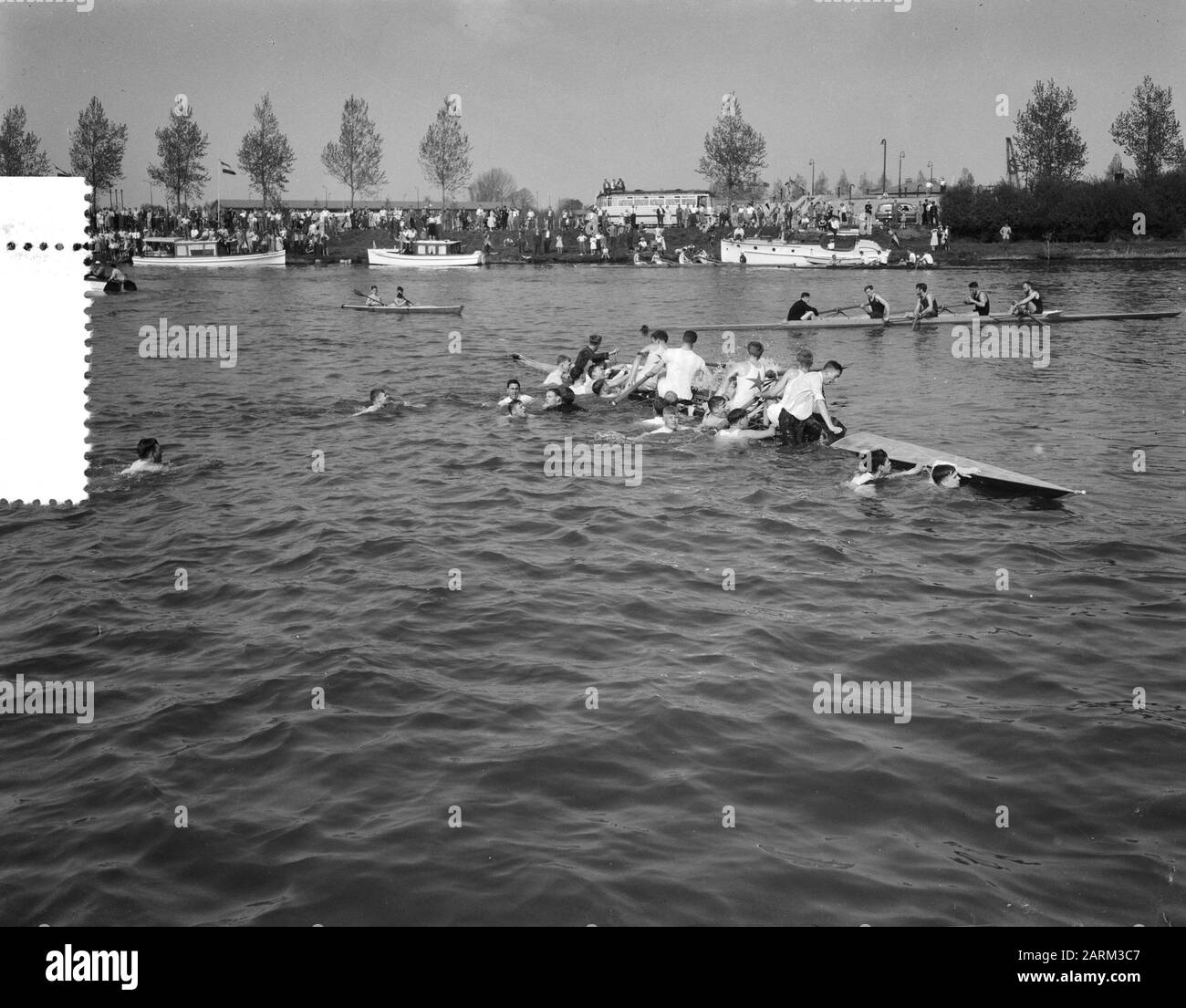 Varsity Student Rowing Matches Jutphaas Datum: 6. Mai 1956 Ort: Jutphaas Schlüsselwörter: Student Rudern passt zum Institutionennamen: Varsity Stockfoto