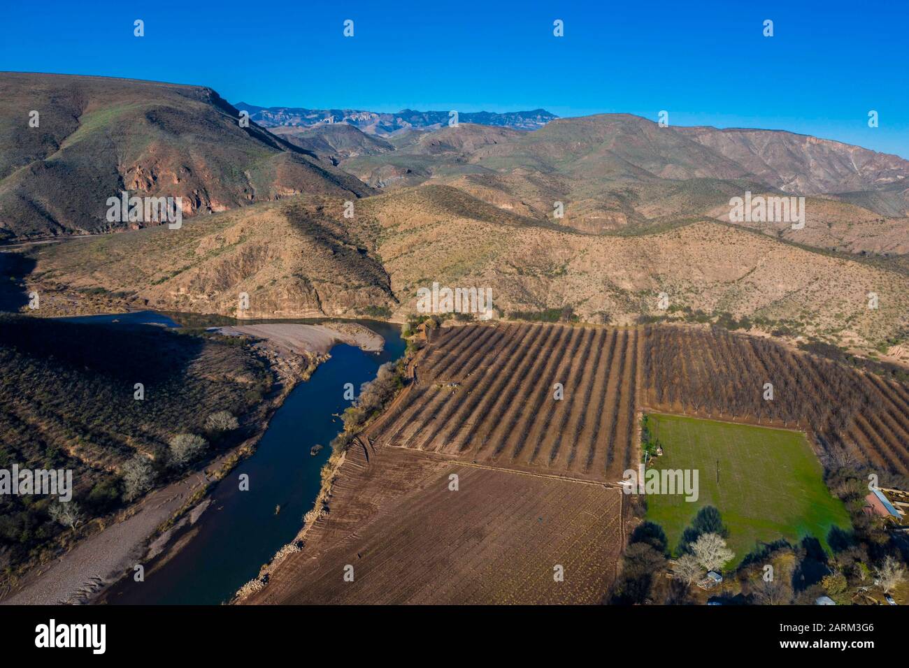 BAVISPE, SONORA. Luftbild der Ranch La Morita und des Flusses Bavispe, Landschaft an einem kalten Morgen, ist eine Moromona-Gemeinde in Bavispe, Sonora, Mexiko. Der Ort ist eine landwirtschaftliche Nutzfläche von Walnussbaum. (Foto: Luis Gutiérrez /) BAVISPE, SONORA. Vista aérea de rancho La Morita y el río Bavispe, paisaje durante una fria mañana, es una comunidad moromona en munizio de Bavispe, Sonora, Mexiko. El lugar es una Zona agricola de albol Nogal. Stockfoto