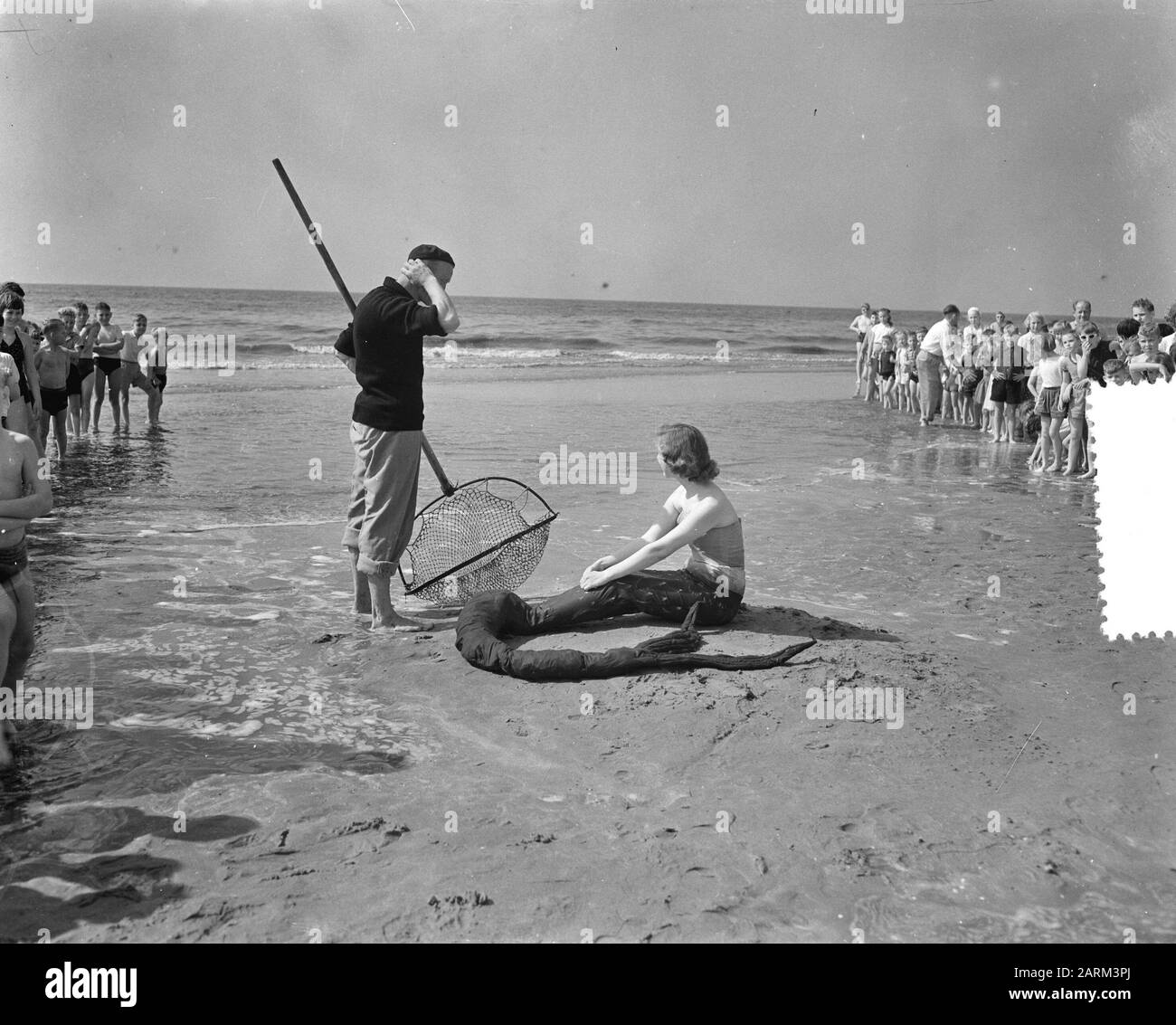 Mermaid am Strand Zandvoort Datum: 23. Mai 1956 Ort: Noord-Holland, Zandvoort Schlüsselwörter: Strände Personenname: Mermaid Stockfoto