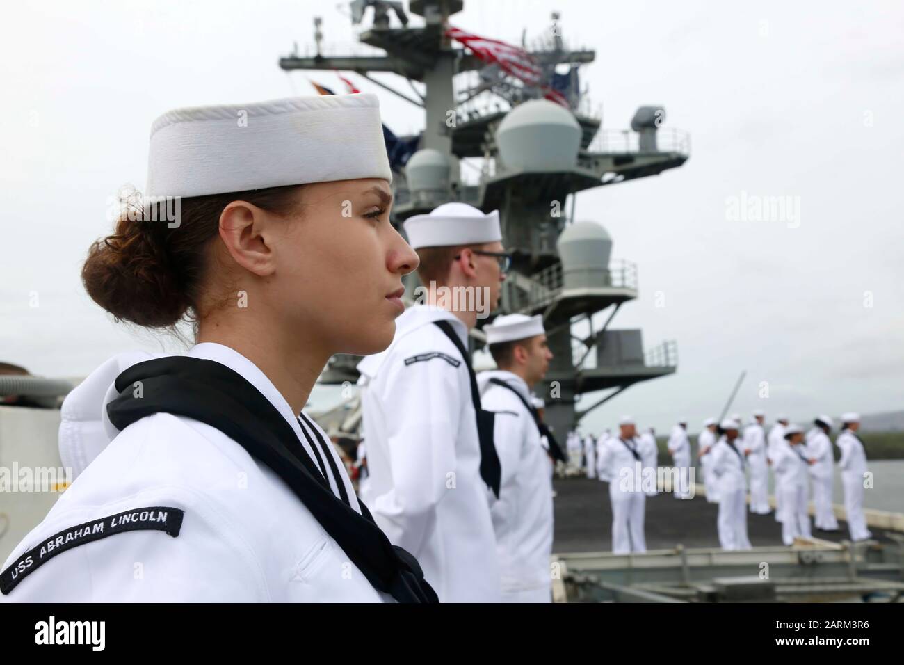 200114-N-PW030-1200PEARL HARBOR (JANUAR 14, 2020) Mate Airman Von Aviation Boatswain Rekrutiert Lauren Hutcherson bemannt die Schienen des Flugzeugträgers USS Abraham Lincoln (CVN 72), während das Schiff nach einem geplanten Hafenbesuch aus der Joint Base Pearl Harbor-Hickam auszieht. Die Abraham Lincoln Carrier Strike Group wird zur Unterstützung der Sicherheit und Stabilität in der Region Indopazifik im Operationsgebiet der 3. Us-Flotte eingesetzt. Mit Abraham Lincoln als Flaggschiff umfassen die eingesetzten Streikgruppenaktiva Mitarbeiter und Flugzeuge der Carrier Strike Group (CSG) 12, Destroyer Squadron (DESRON) 2 und Carrier Air W Stockfoto