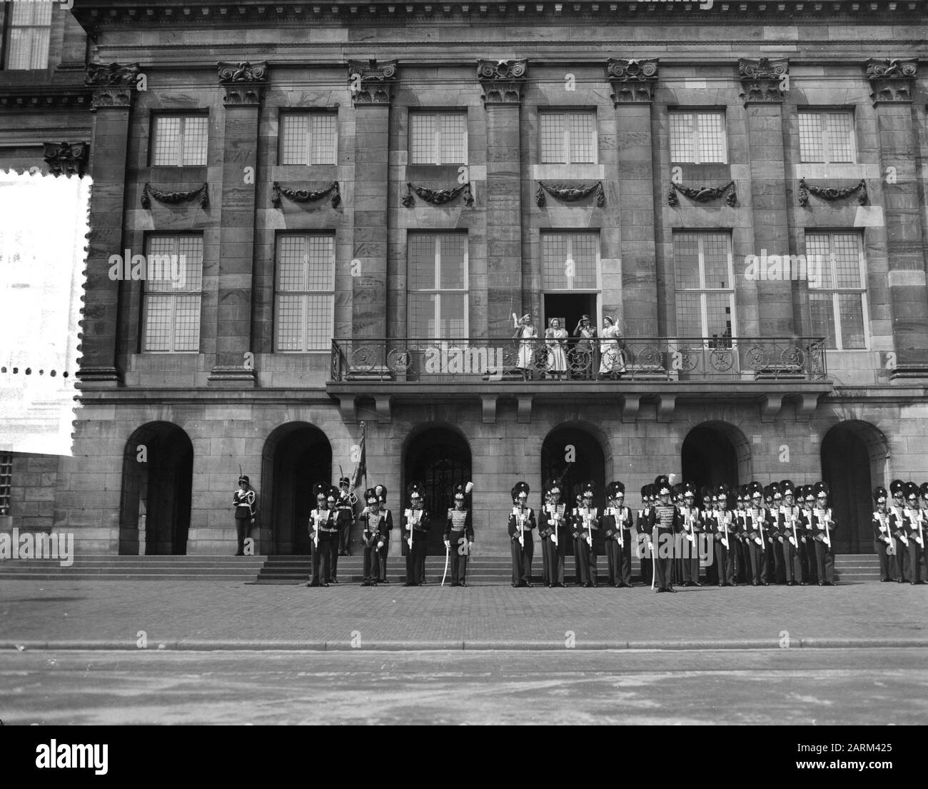 Großherzlicher Besuch aus Luxemburg. Ankunftspalast und Balkon und Inspektionsdatum: 5. Juni 1956 Stichwörter: Ankunft, Balkon, Besuche, Inspektion, Paläste Stockfoto