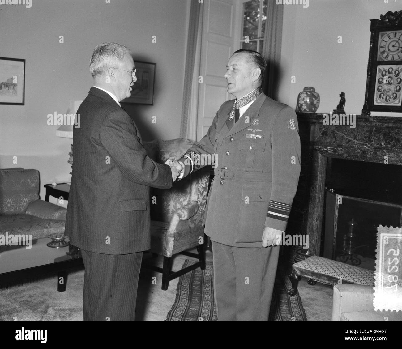 General Anton Baretta Commandeur - Ehrenlegion mit H. Freeman Mattheus Datum: 12. Juni 1956 persönlicher Name: Baretta, A., Freeman Mattheus, H. Stockfoto