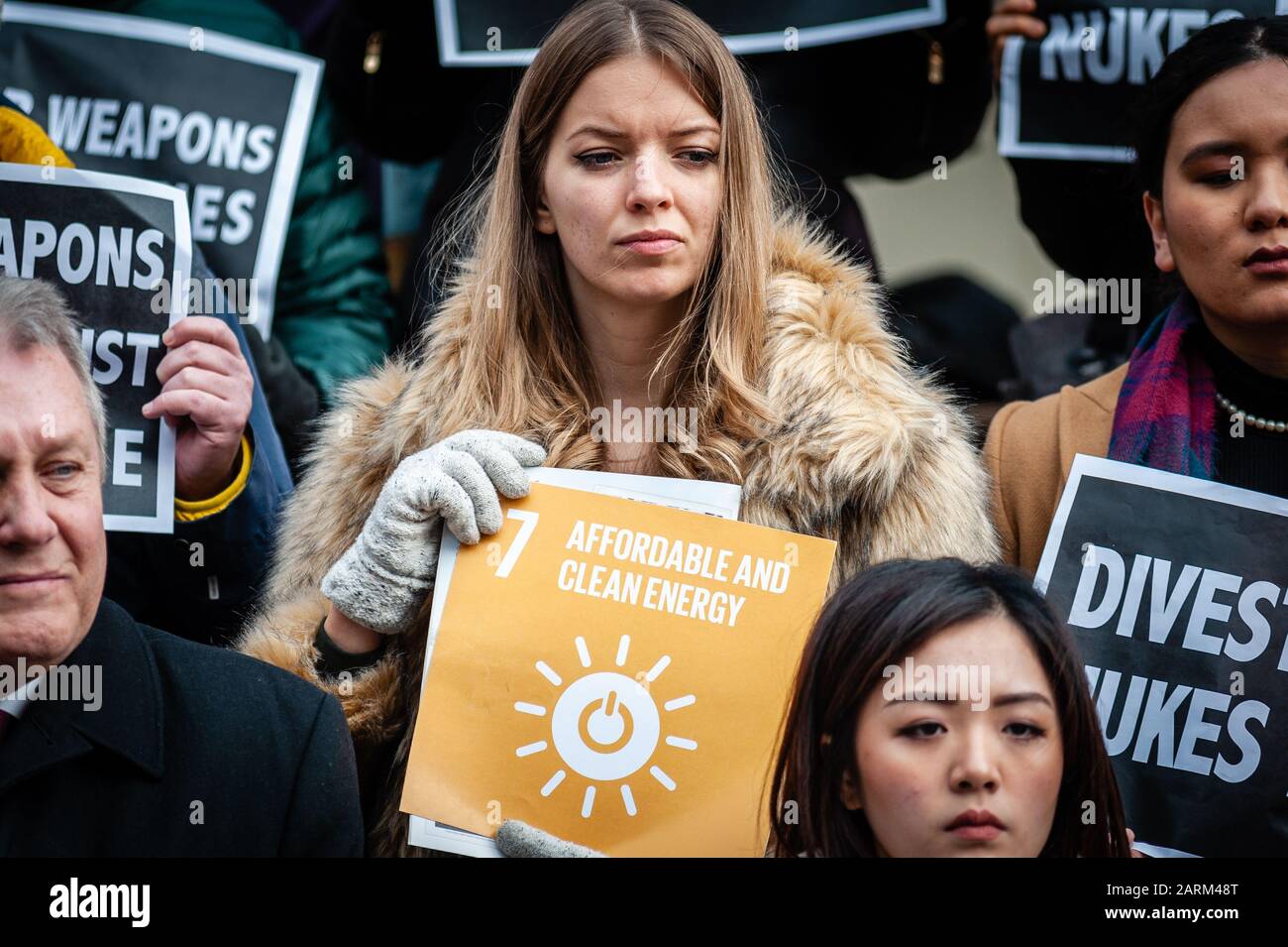 New York, Vereinigte Staaten. Januar 2020. Aktivisten versammeln sich auf einer Pressekonferenz, auf der die Veräußerung von Atomwaffen auf den Stufen der City Hall in New York City am 28. Januar 2020 gefordert wird. (Foto von Gabriele Holtermann-Gorden/Pacific Press) Credit: Pacific Press Agency/Alamy Live News Stockfoto