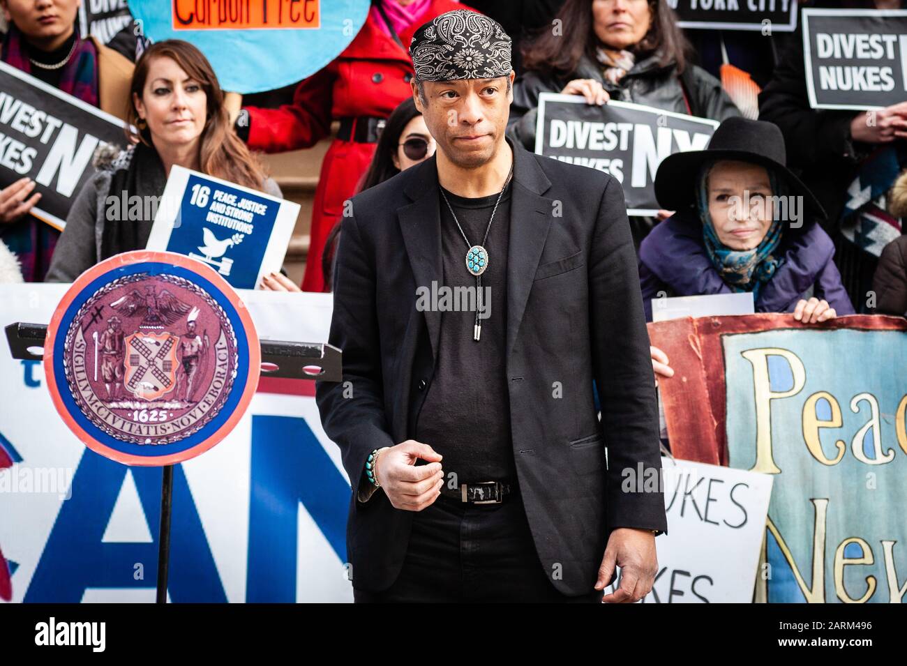 New York, Vereinigte Staaten. Januar 2020. Sachem Maqua, Chief Perry der Ramapough Lunaape Nation, spricht auf einer Pressekonferenz, auf der am 28. Januar 2020 die Veräußerung von Atomwaffen in der City Hall in New York City gefordert wird. (Foto von Gabriele Holtermann-Gorden/Pacific Press) Credit: Pacific Press Agency/Alamy Live News Stockfoto