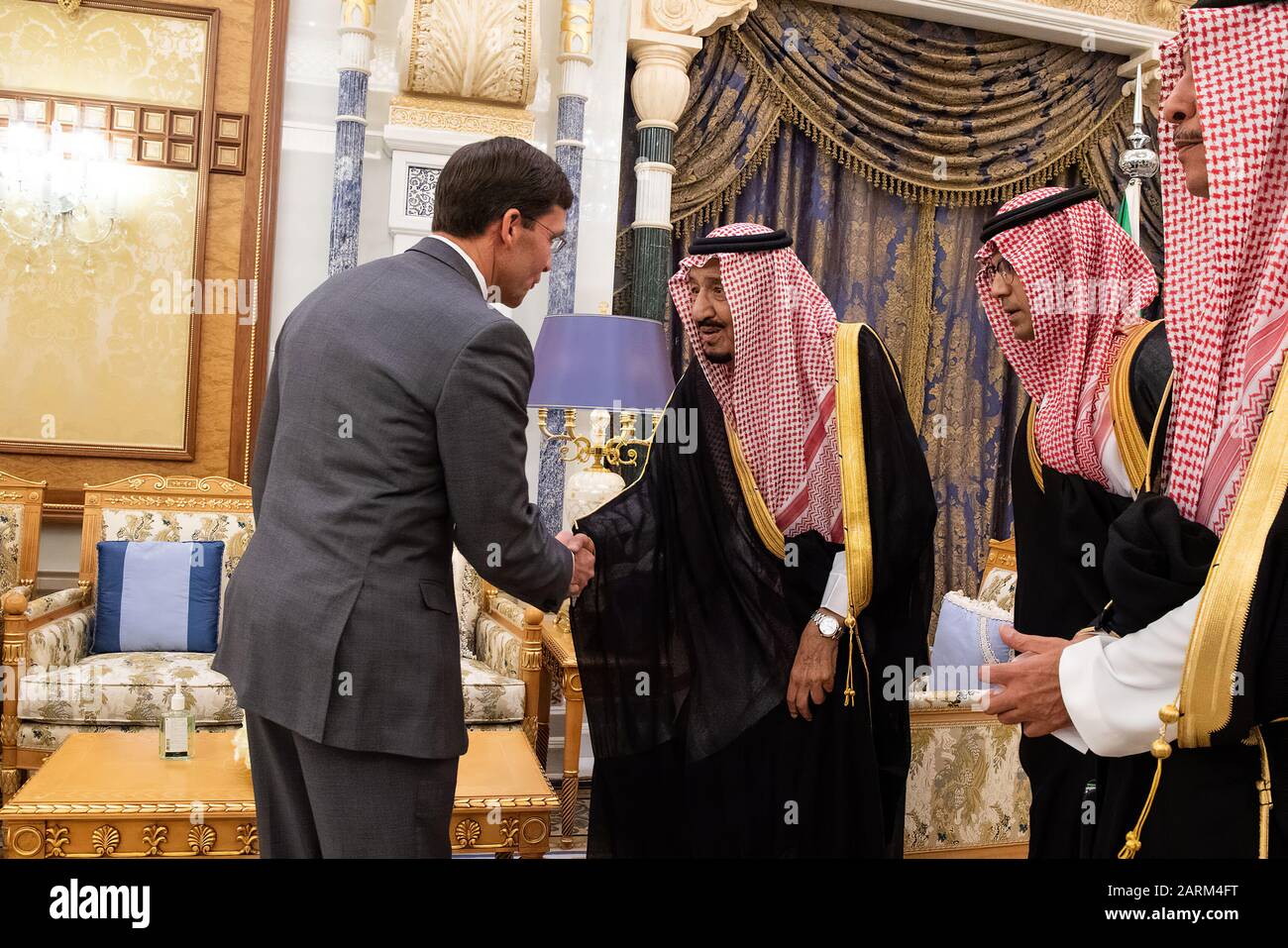 Verteidigungsminister Mark T. Esper trifft sich am 22. Oktober 2019 mit dem König Salman bin Abdulaziz Al Saud in Saudi-Arabien in seinem Palast in Riad. (DoD-Foto von Sgt. Des US-Armeepersonals Nicole Mejia) Stockfoto