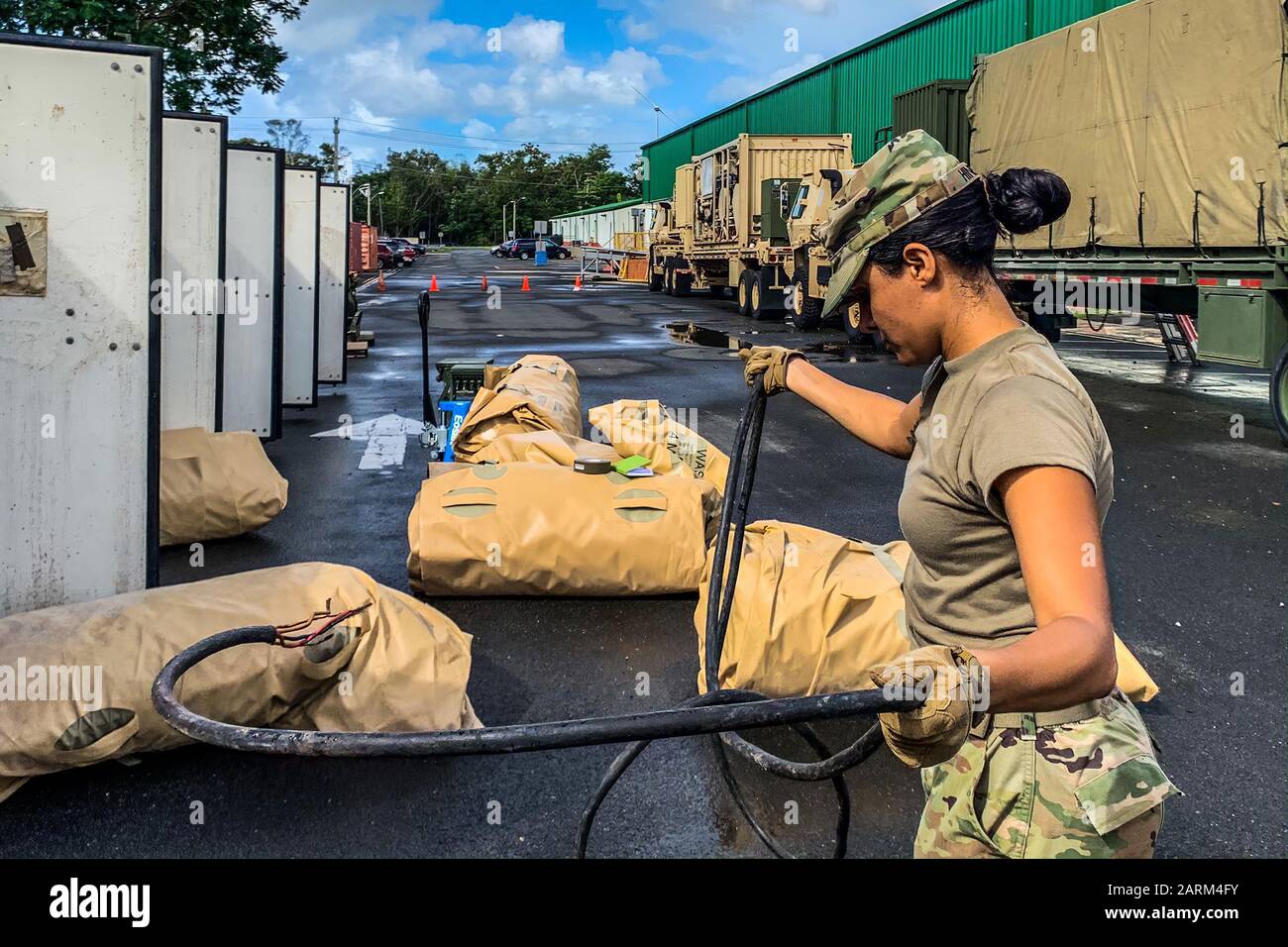 Soldaten der 430th Quartermaster Company, U.S. Army Reserve Multifunctional Geographic Command for the Caribbean, gehen mit den Inspektionen und Kontrollen, am 12. Januar, voran, um eine eventuelle Aktivierung zur Unterstützung der vertriebenen Bürger im Südwesten von Puerto Rico vorzubereiten. Als Folge der jüngsten Erdbeben in der Region. Stockfoto