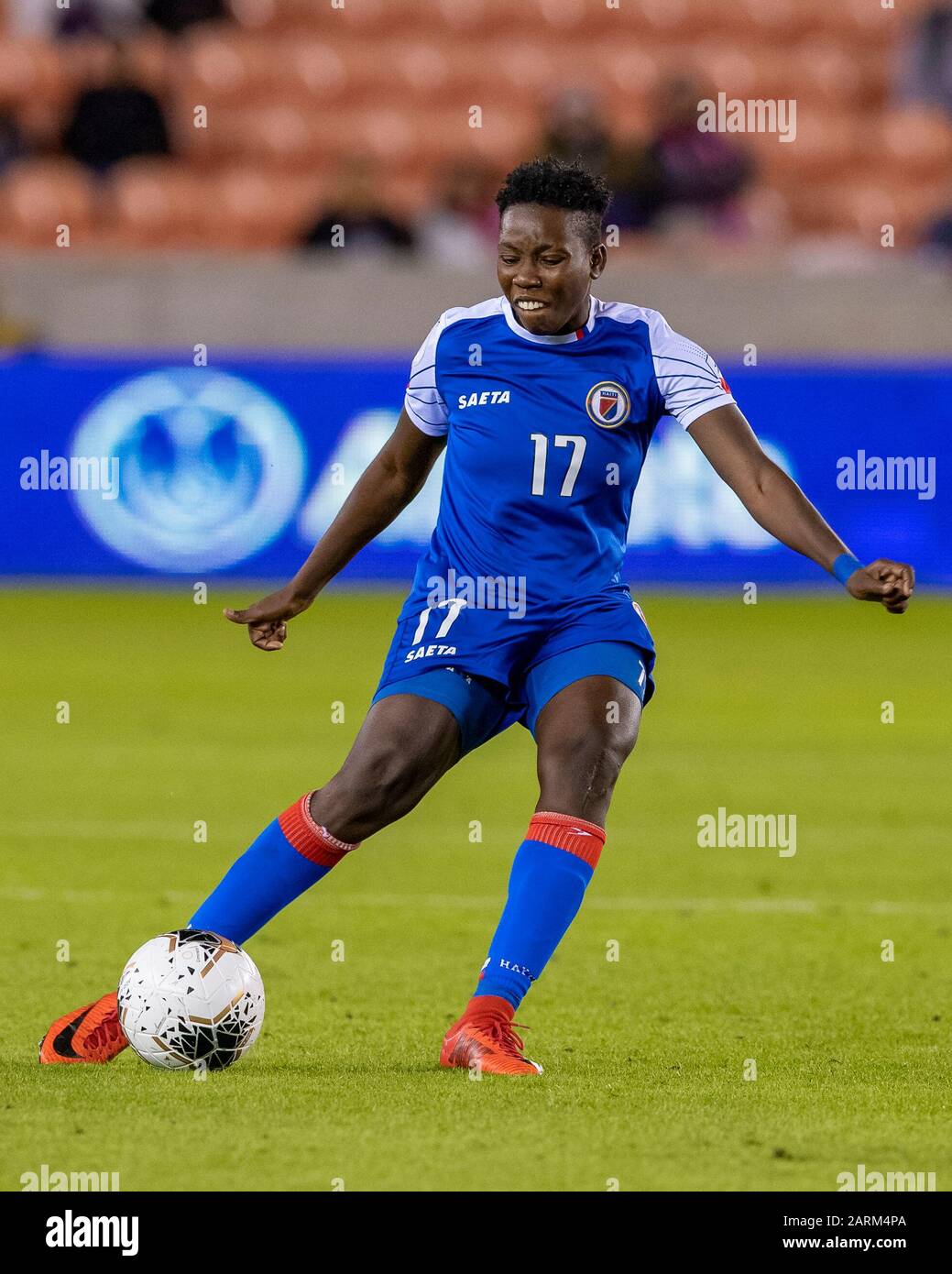 Houston, Texas, USA. Januar 2020. Haiti Damen Olympic Soccer Forward Mikerline Saint-Félix (17) schickt den Ball gegen die Vereinigten Staaten im CONCACAF Olympic Women's Qualifying Match im BBVA Stadium in Houston, Texas. © Maria Lysaker/CSM/Alamy Live News Stockfoto