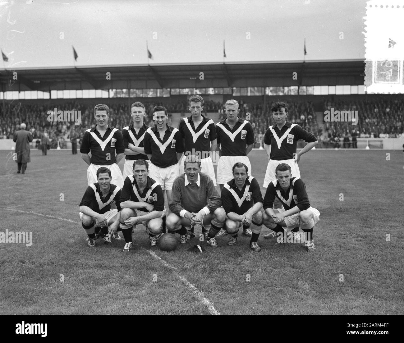 Fußballmannschaften. Enschede Datum: 2. September 1956 Ort: Enschede Schlagwörter: Fußballmannschaft, Sport Stockfoto