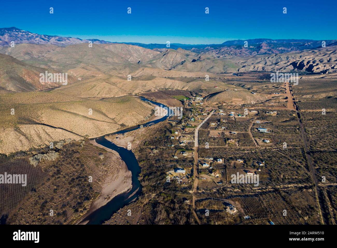 BAVISPE, SONORA. Luftbild der Ranch La Morita und des Flusses Bavispe, Landschaft an einem kalten Morgen, ist eine Moromona-Gemeinde in Bavispe, Sonora, Mexiko. Der Ort ist eine landwirtschaftliche Nutzfläche von Walnussbaum. (Foto: Luis Gutiérrez /) BAVISPE, SONORA. Vista aérea de rancho La Morita y el río Bavispe, paisaje durante una fria mañana, es una comunidad moromona en munizio de Bavispe, Sonora, Mexiko. El lugar es una Zona agricola de albol Nogal. Stockfoto