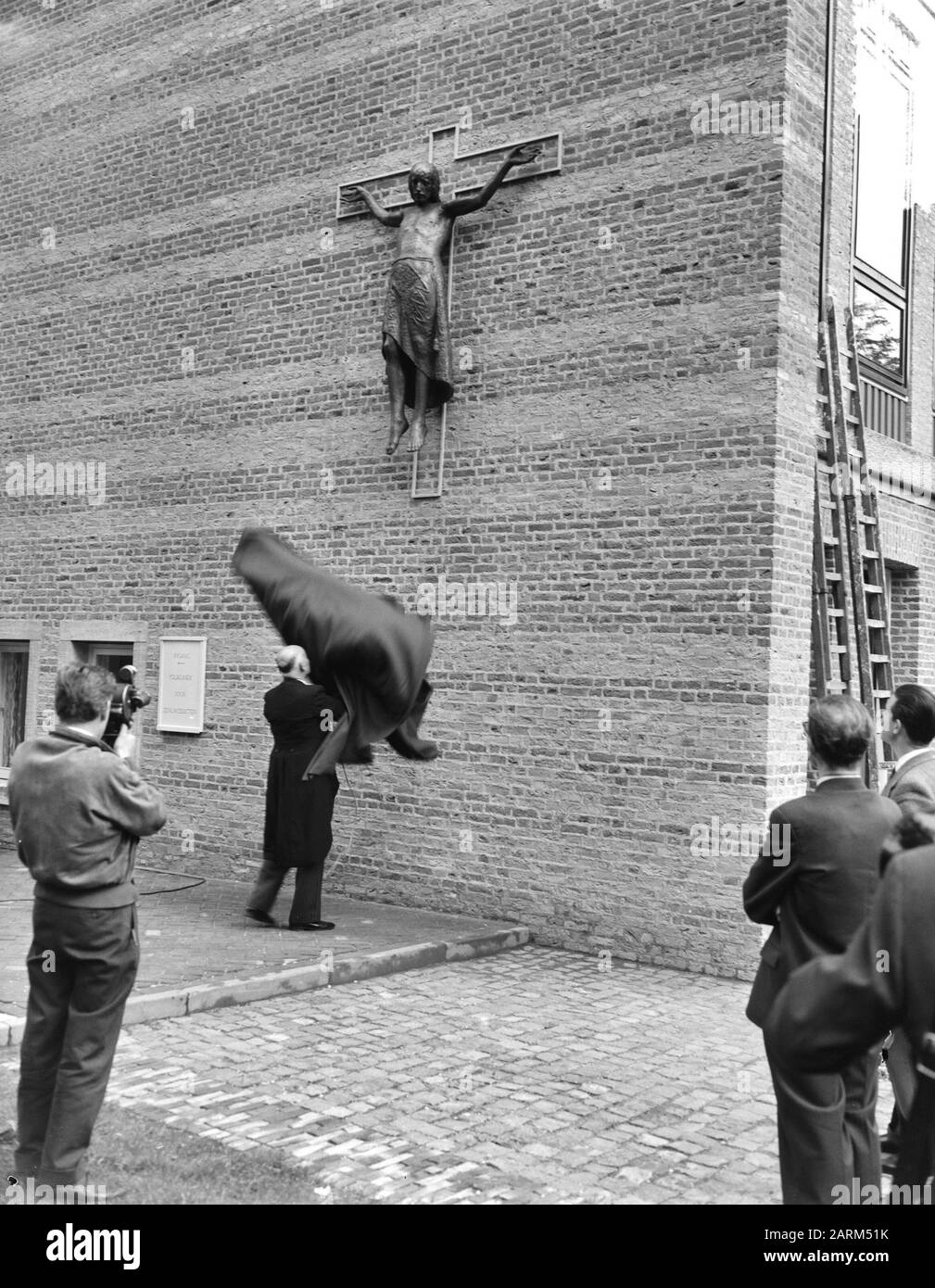 Inbetriebnahme Radboudziekenhuis Nijmegen. Mitarbeiter der Enthüllungskrone - Kruzifix mgr. Alfrink Datum: 29. september 1956 Ort: Nijmegen Schlüsselwörter: Inbetriebnahme, Enthüllungen persönlicher Name: Alfrink, B.J.J. Name der Einrichtung: Sint Radboud Hospital Stockfoto