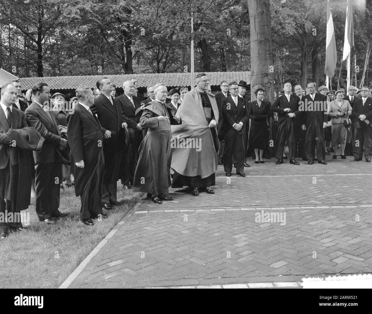 Inbetriebnahme Radboudziekenhuis Nijmegen. Mitarbeiter der Enthüllungskrone - Kruzifix mgr. Alfrink Datum: 29. september 1956 Ort: Nijmegen Schlüsselwörter: Inbetriebnahme, Enthüllungen persönlicher Name: Alfrink, B.J.J. Name der Einrichtung: Sint Radboud Hospital Stockfoto