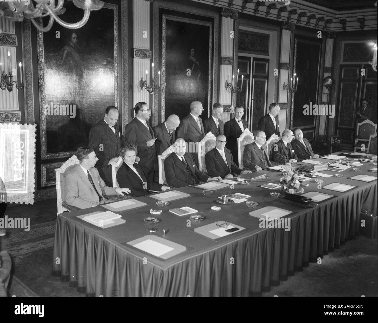 Freitagnachmittag fand die erste Sitzung des neuen Kabinetts in den Haag statt. Sitzung: Prof. Dr. J. Zijlstra, M. Klompé, Herr J.M.H.A. LUNs, Herr A.A. H. Struyken, Dr. W. Drees, Prof. I. Samkalden, J.M. l.Th. Oh, Cals. Stand: H.J. Hofstra, IR. H.B.J. Weiß, Irr. C. Staf, Dr. SL. Mansholt, J. Algera, J.G. Suurhoff und der Sekretär von Dr. W. Drees Datum: 12. Oktober 1956 Ort: Den Haag, Zuid-Holland Schlüsselwörter: Gruppenporträts, Kabinette, Ministerräte, Tagungen persönlicher Name: Drees, Willem, Hofstra, Klompé, Marga, Luns, J.A.M. H., Joseph, Mansholt, Sicco, Sicco, Samkalden, Ivo, Stockfoto