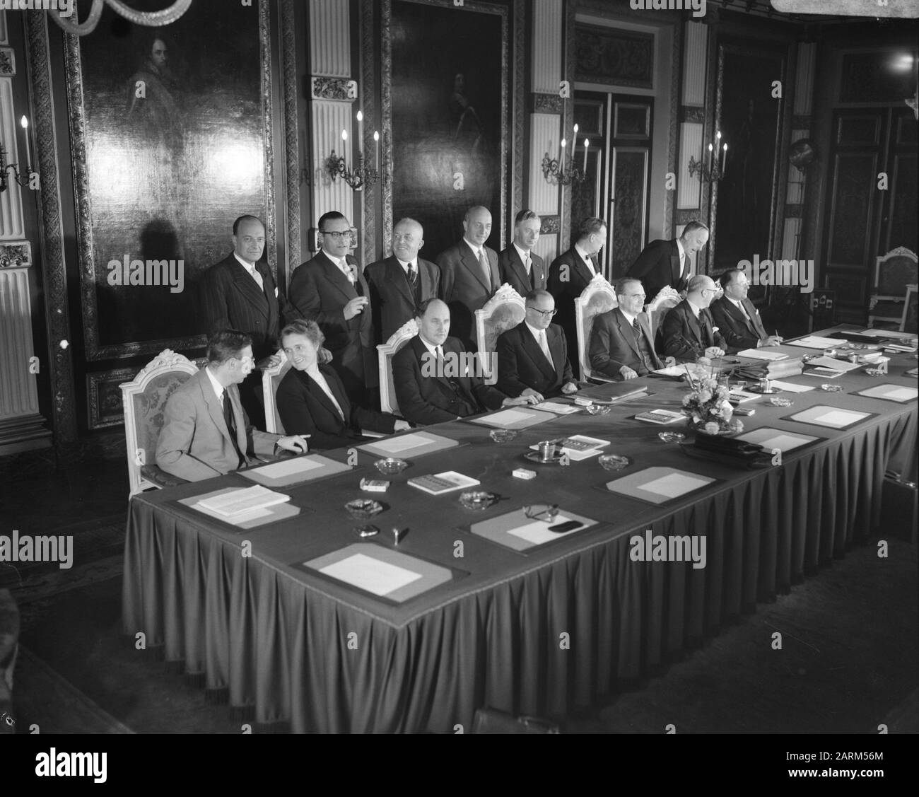 Freitagnachmittag fand die erste Sitzung des neuen Kabinetts in den Haag statt. Sitzung von: Prof. Dr. J. Zijlstra (Wirtschaft), M. Klompé (soziale Arbeit), J.M.H.A. LUNs (Foreign Affairs), Herr A.A. H. Struyken (Inneres, Vermögensbildung und öffentliche Wirtschaftsorganisation), Dr. W. Drees (Premierminister, Allgemeine Angelegenheiten), Prof. I. Samkalden (Justiz), J.M. L.th. CALs (Bildung, Kunst und Wissenschaft). Stand: H.J. Hofstra (Finanzen), IR. H.B.J. Witte (Gehäuse und Konstruktion), Ir. C. Staf (war), Dr. SL. Mansholt (Landwirtschaft und Fischerei), J. Algera (Verkehrs- und Wasserwirtschaft), J.G. Stockfoto
