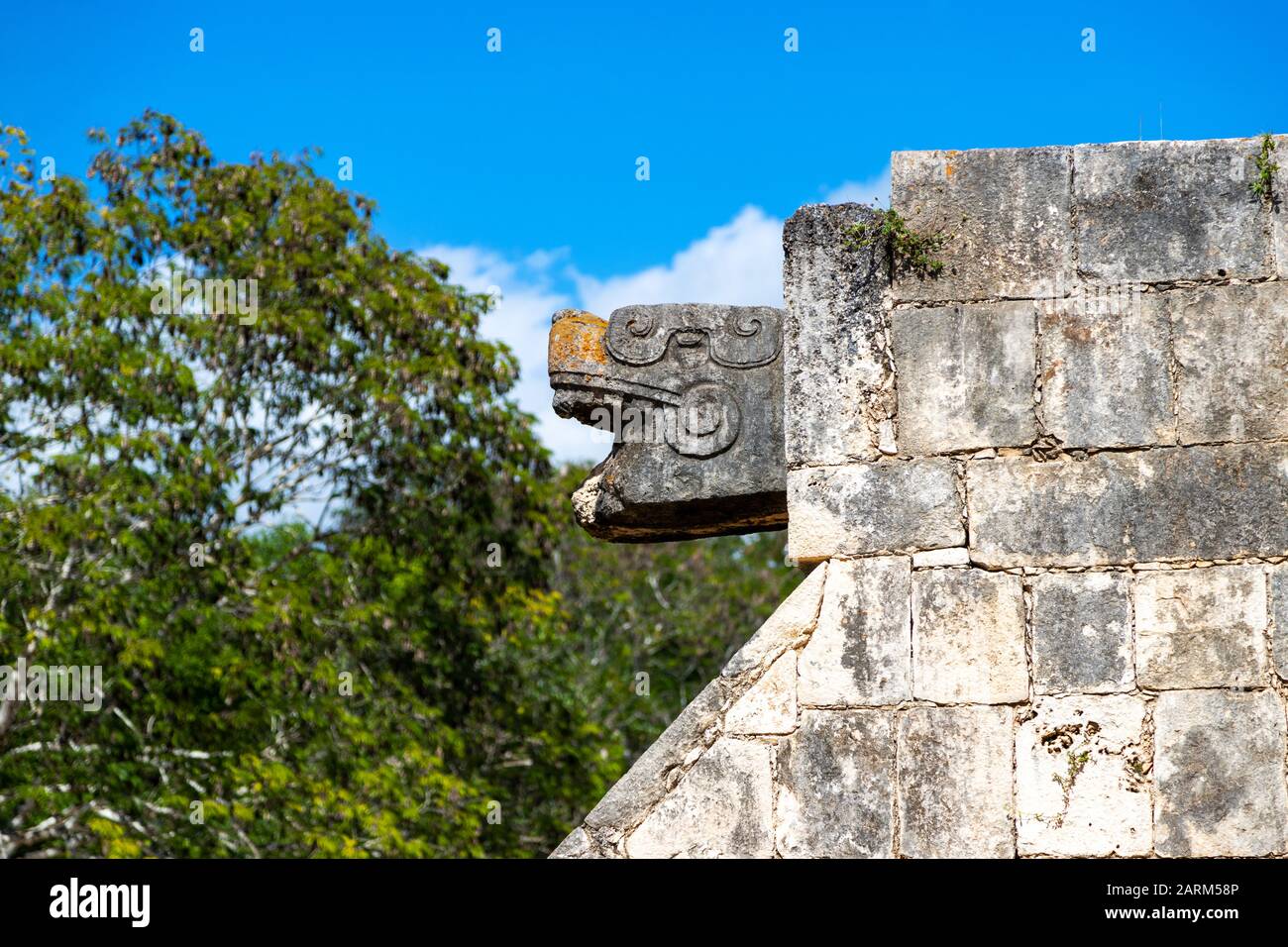 Alte Maya-Skulptur eines Schlangenkopfs, die die Plattform der Venus in Chichen Itza bewacht, ein UNESCO-Weltkulturerbe und eines der neuen Sieben Wunder o Stockfoto