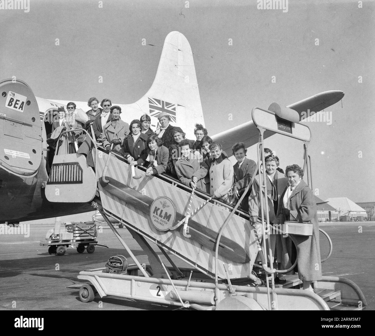 Abfahrt Damen Hockey Team nach Edinburgh Datum: 1. März 1957 Schlagwörter: Abfahrt, Hockeymannschaften Stockfoto