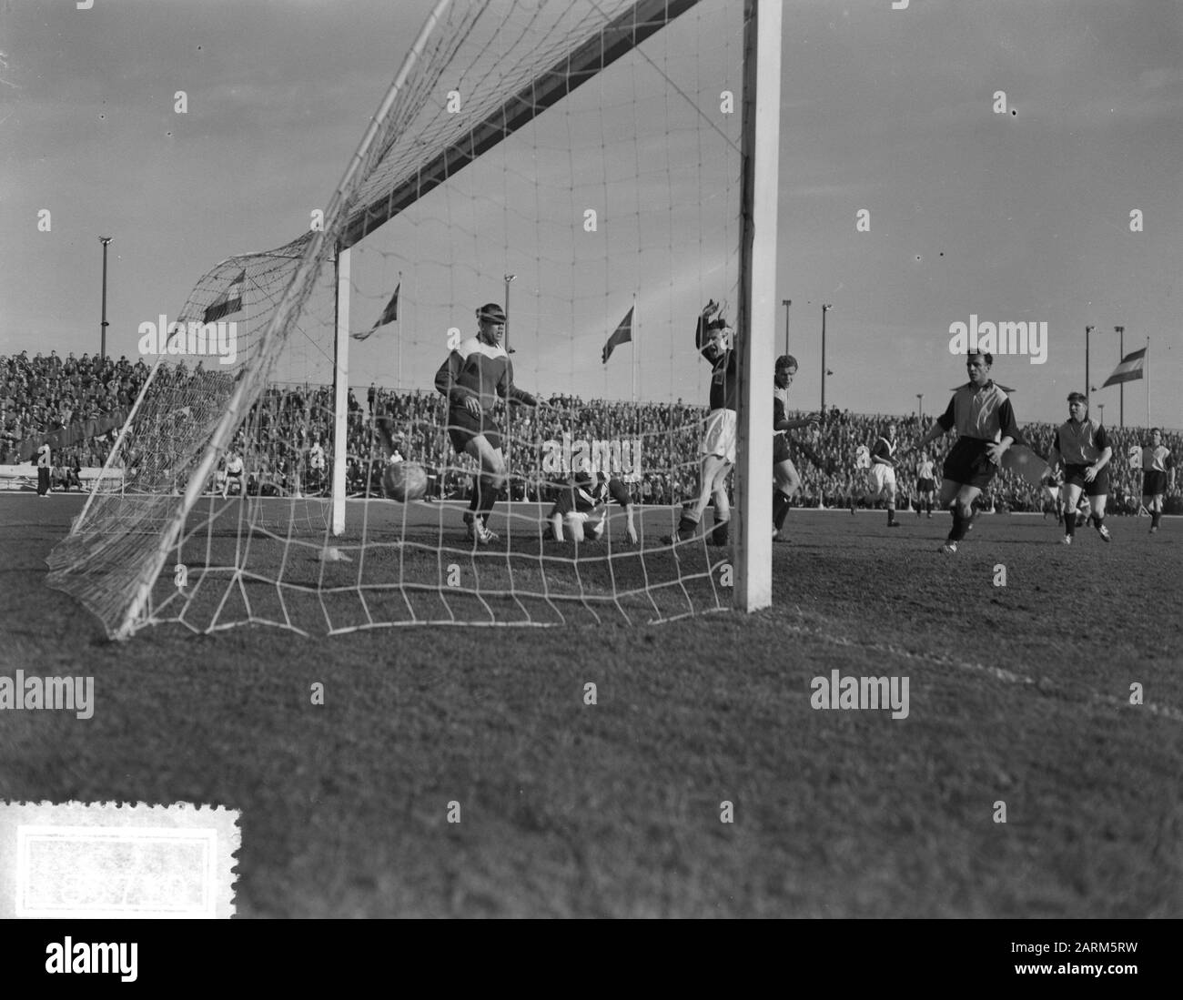 Fußball Enschede gegen DOS 1-2. Tor Dos Datum: 3. März 1957 Ort: Enschede Schlüsselwörter: Fußball Stockfoto