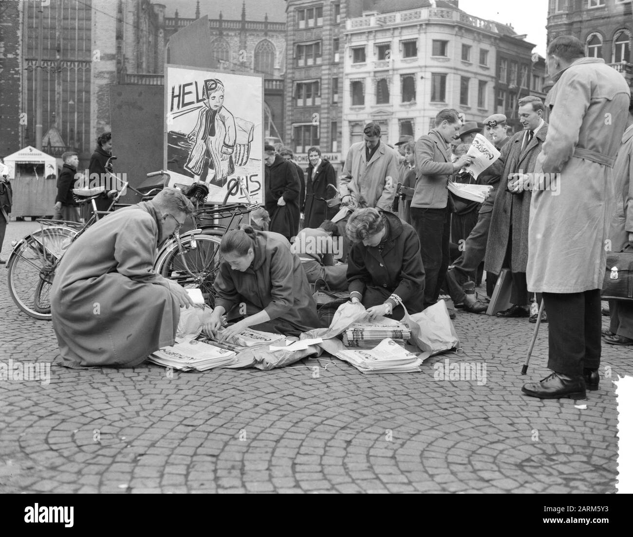 Verkauf Jugendzeitung zum Wohle Ungarns auf dem Damplatz in Amsterdam Datum: 10. November 1956 Ort: Amsterdam, Noord-Holland Schlüsselwörter: Verkaufen Stockfoto