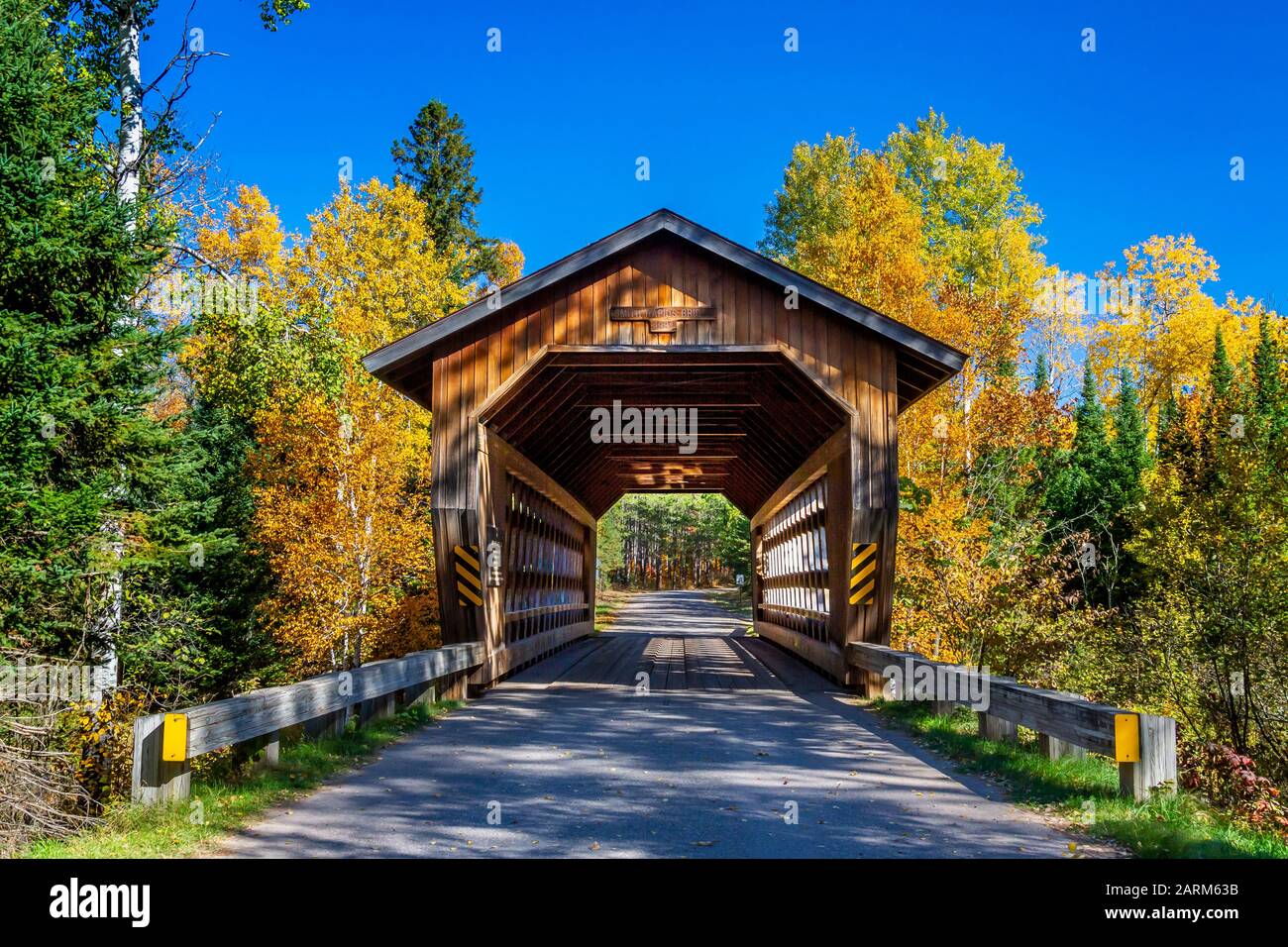 Die Smith Rapids Covered Bridge im Chequamegon - Nicolet National Forest bei Minocqua, Wisconsin, USA. Stockfoto