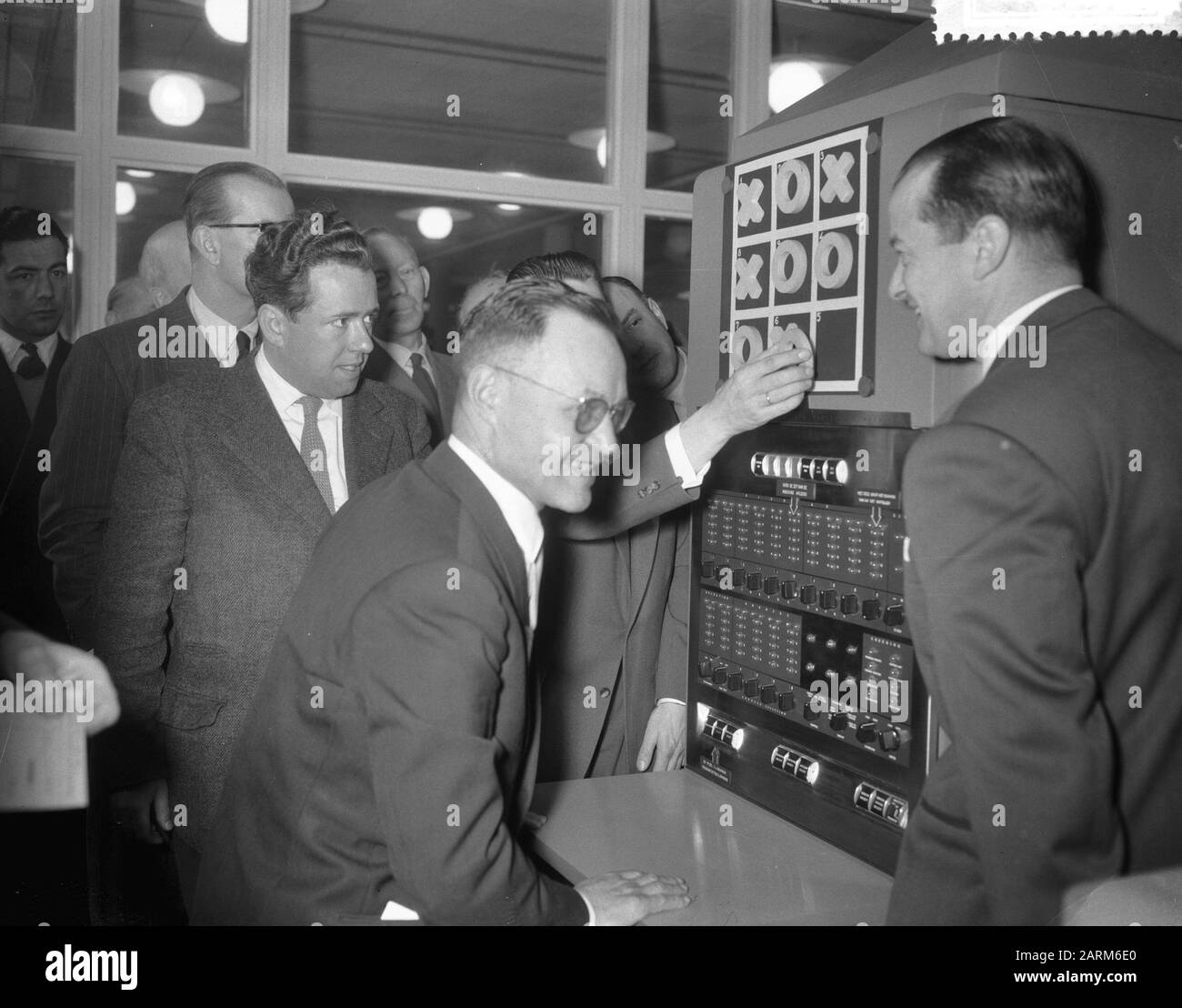 Ir. A. W. van der Plassche van de Nederlandse Heide Maatschappij setzt elektronische Verwaltungsmaschine am Arnhem Datum: 28. März 1957 Ort: Arnhem Schlagwörter: Verwaltung, Computer, Maschinen Personenname: Plassche, A. W. van der Institutsname: Nederlandse Heidemaatschappij ein Stockfoto
