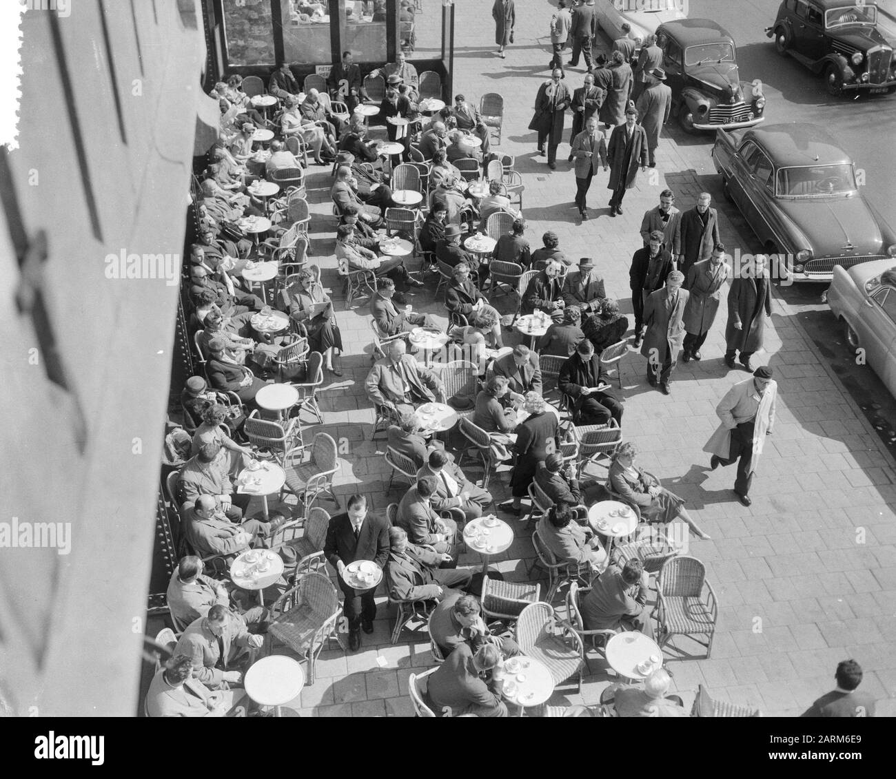 Druck auf Rembrandtsplein im Zusammenhang mit Fußball Niederlande gegen Deutschland Datum: 3. April 1957 Schlagwörter: Menschenmenge, Sport, Fußball Stockfoto