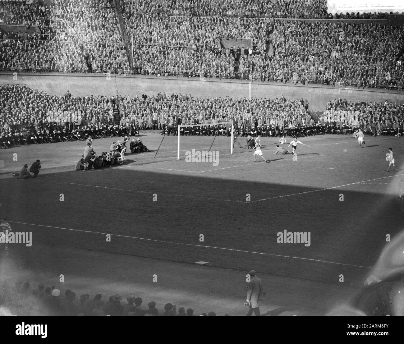 Fußball Niederlande gegen Deutschland im Olympiastadion Amsterdam. Erstes deutsches Tordatum: 3. april 1957 Ort: Amsterdam, Noord-Holland Schlüsselwörter: Tore, Sport, Name der Fußballeinrichtung: Olympiastadion Stockfoto