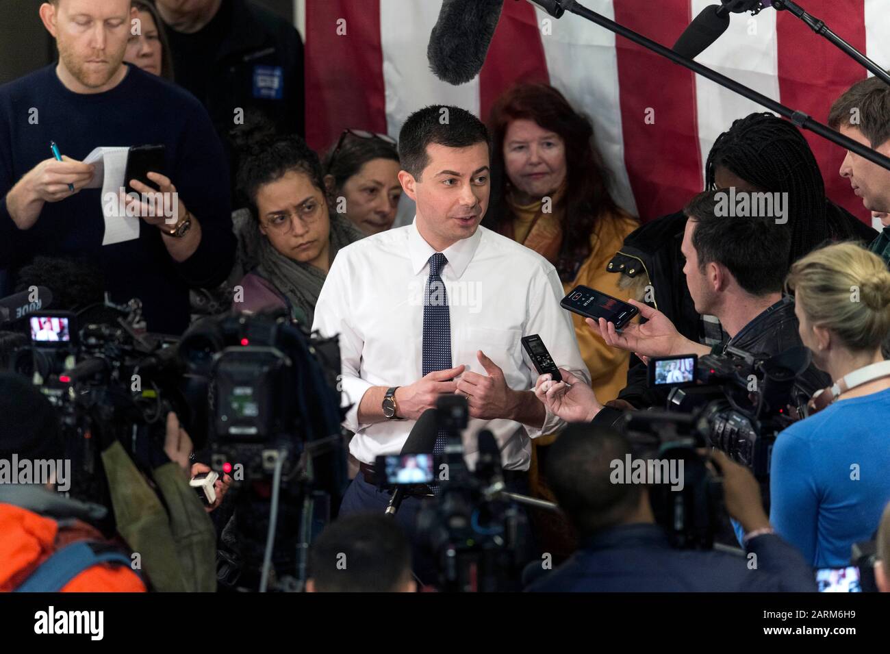 Ottumwa, Iowa, USA. Januar 2020. Der ehemalige Bürgermeister von South Bend, Indiana und der aktuelle Präsidentschaftskandidat der Demokraten, PETE BUTTIGIEG, spricht mit der Presse, nachdem er ein Rathaus in der Familie Ottumwa YMCA veranstaltet hat. Die erste Iowa-Warnung wird am kommenden Montag angefochten, und die Kandidaten nutzen faires Wetter, um den Staat zu durchkreuzen und ihre Schlussargumente den Wählern vorzubringen. Credit: Brian Cahn/ZUMA Wire/Alamy Live News Stockfoto