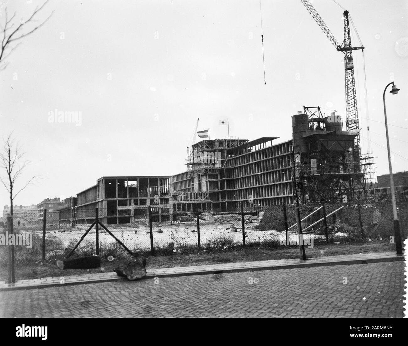 Herabheben der Flagge am Roode Kruisziekenhuis in den Haag Datum: 10. januar 1958 Standort: Den Haag, Zuid-Holland Stichwörter: Flaggen Institutionenname: Rode Kruis Hospital Stockfoto