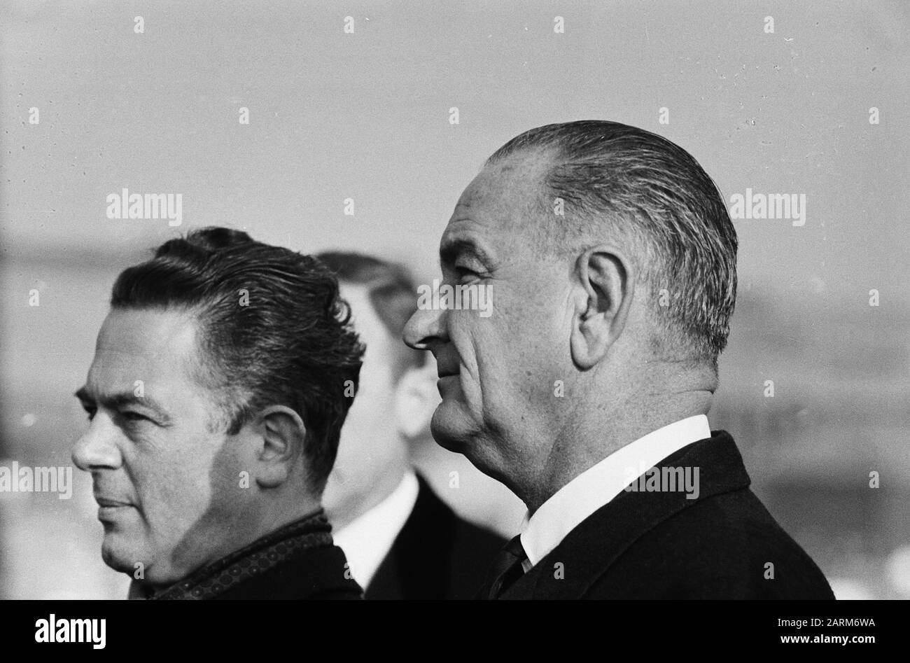 Vizepräsident Lyndon Johnson nach seiner Ankunft in den Niederlanden. Lyndon Johnson und Premierminister Marijnen, während sie die amerikanische Nationalhymne spielen Datum: 5. November 1963 Schlüsselwörter: Folk, Ankünfte persönlicher Name: Johnson Lyndon, Marijnen, Victor Stockfoto