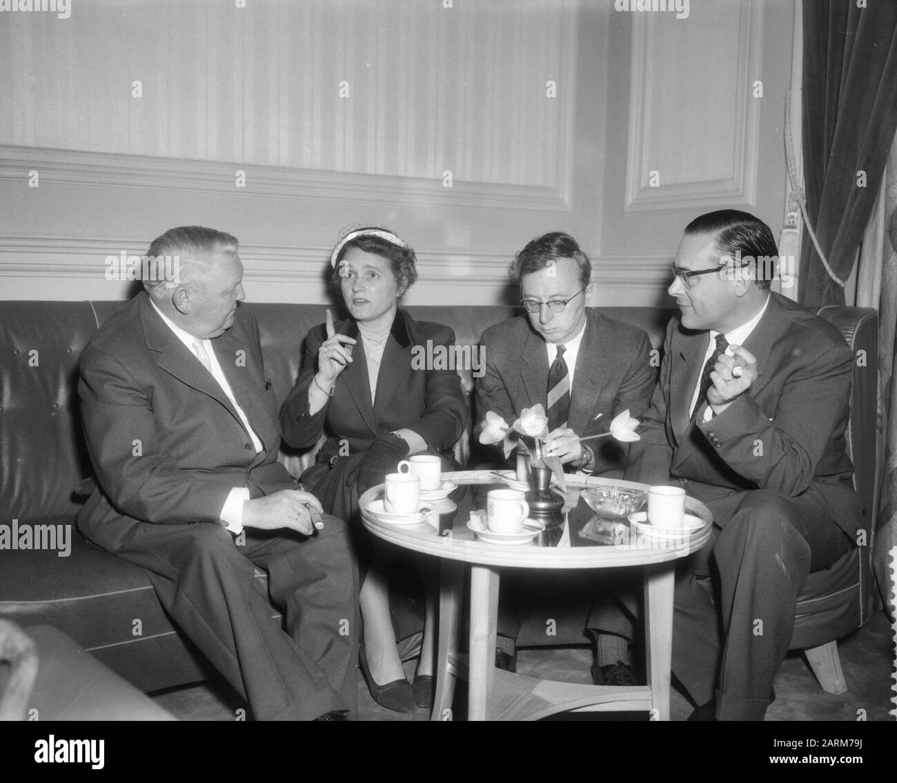 Zwölfter internationaler Kongress der Internationalen Union der Christdemokraten in Scheveningen. Prof. Dr. L. Erhard, Frau Dr. M. M. Klompé, Prof. dr. J. Zijlstra, Ir. H. B. J. Vitk [Text terminiert] Datum: 8. Mai 1958 Ort: Scheveningen, Zuid-Holland Schlüsselwörter: Kongresse, Minister, Politiker, Politik, Verbände Personenname: Erhard, Ludwig, Klompé, Marga, Zijlstra, Jelle Stockfoto