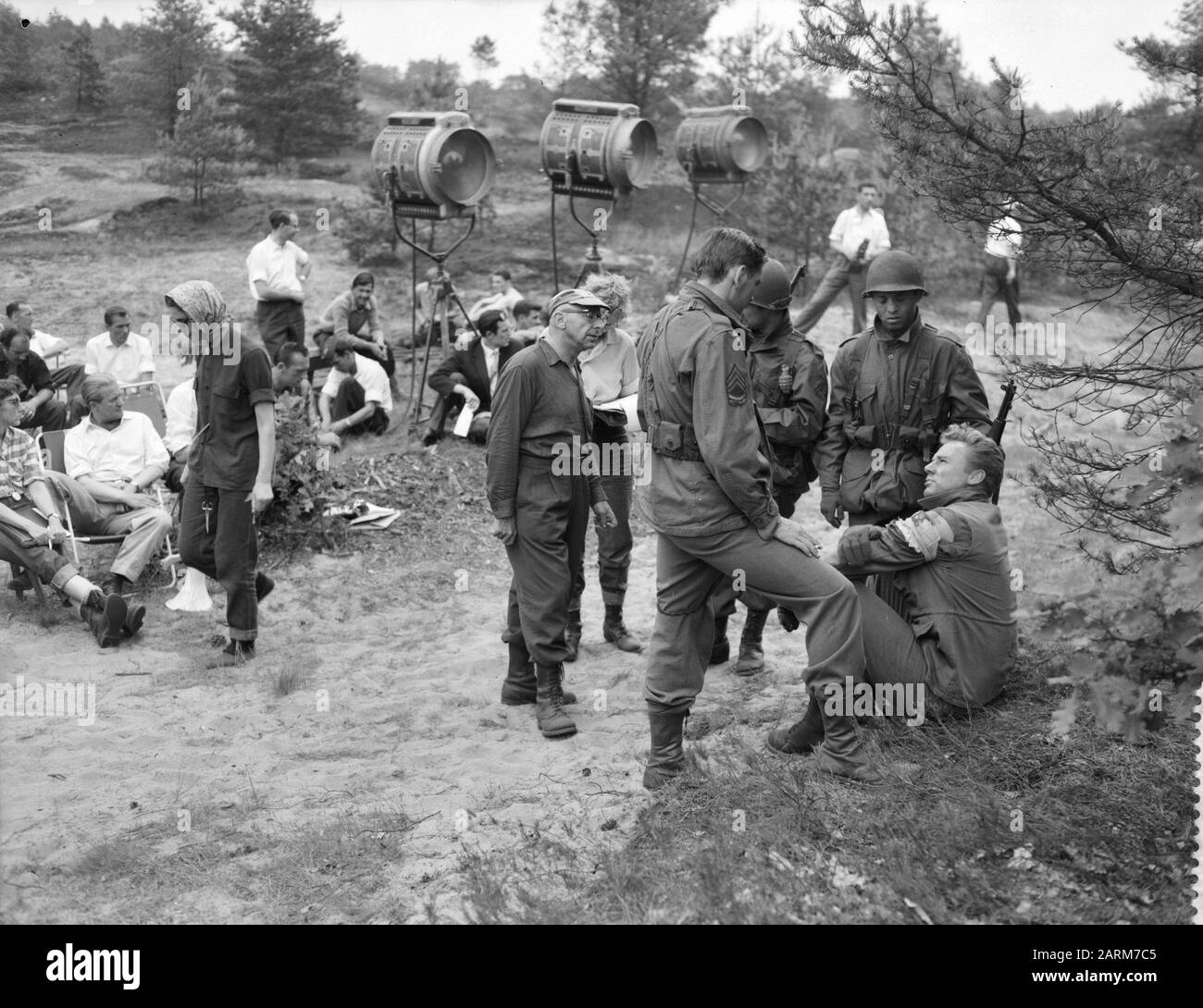 Filmaufnahmen mit dem Schauspieler Van Johnson im Harskamp für die fim Der Letzte Blitzkrieg [sitzend der Schauspieler Van Johnson] Anmerkung: Der Film wurde am 30. Januar 1959 in den Vereinigten Staaten uraufgeführt Datum: 17. Juni 1958 Ort: Gelderland, Harskamp Schlüsselwörter: Filme, Aufnahmen Personenname: Johnson Van Stockfoto