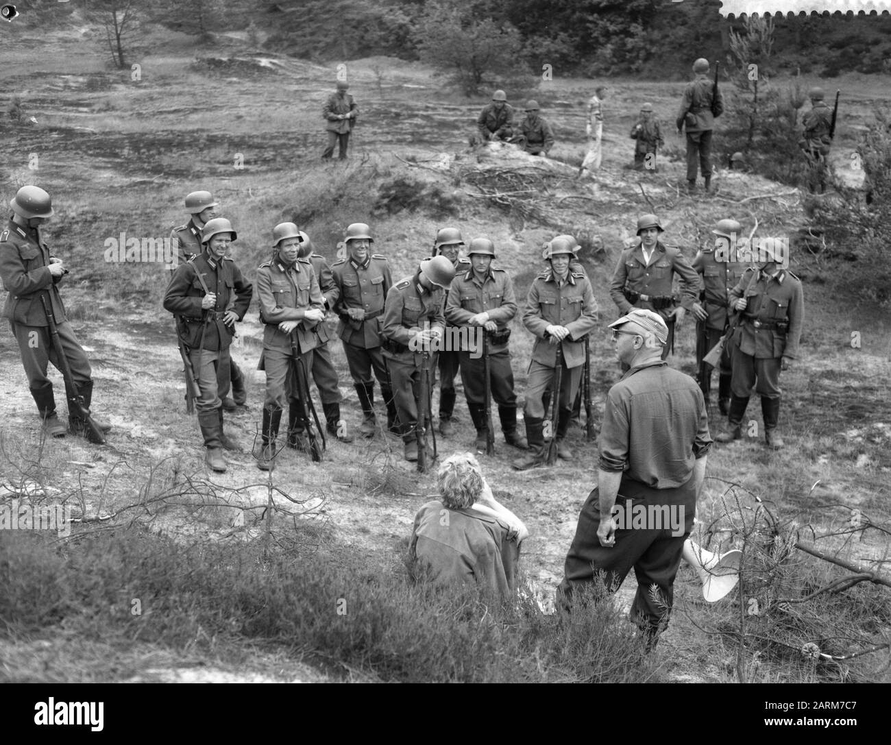 Filmaufnahmen mit dem Schauspieler Van Johnson in de Harskamp für die fim The Last Blitzkrieg Annotation: Der Film wurde am 30. Januar 1959 in den Vereinigten Staaten uraufgeführt Datum: 17. Juni 1958 Ort: Gelderland, Harskamp Keywords: Filme, Aufnahmen Stockfoto