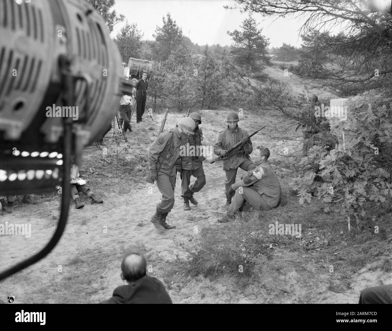 Filmaufnahmen mit dem Schauspieler Van Johnson in de Harskamp für die fim The Last Blitzkrieg Annotation: Der Film wurde am 30. Januar 1959 in den Vereinigten Staaten uraufgeführt Datum: 17. Juni 1958 Ort: Gelderland, Harskamp Keywords: Filme, Aufnahmen persönlicher Name: Johnson Van Stockfoto