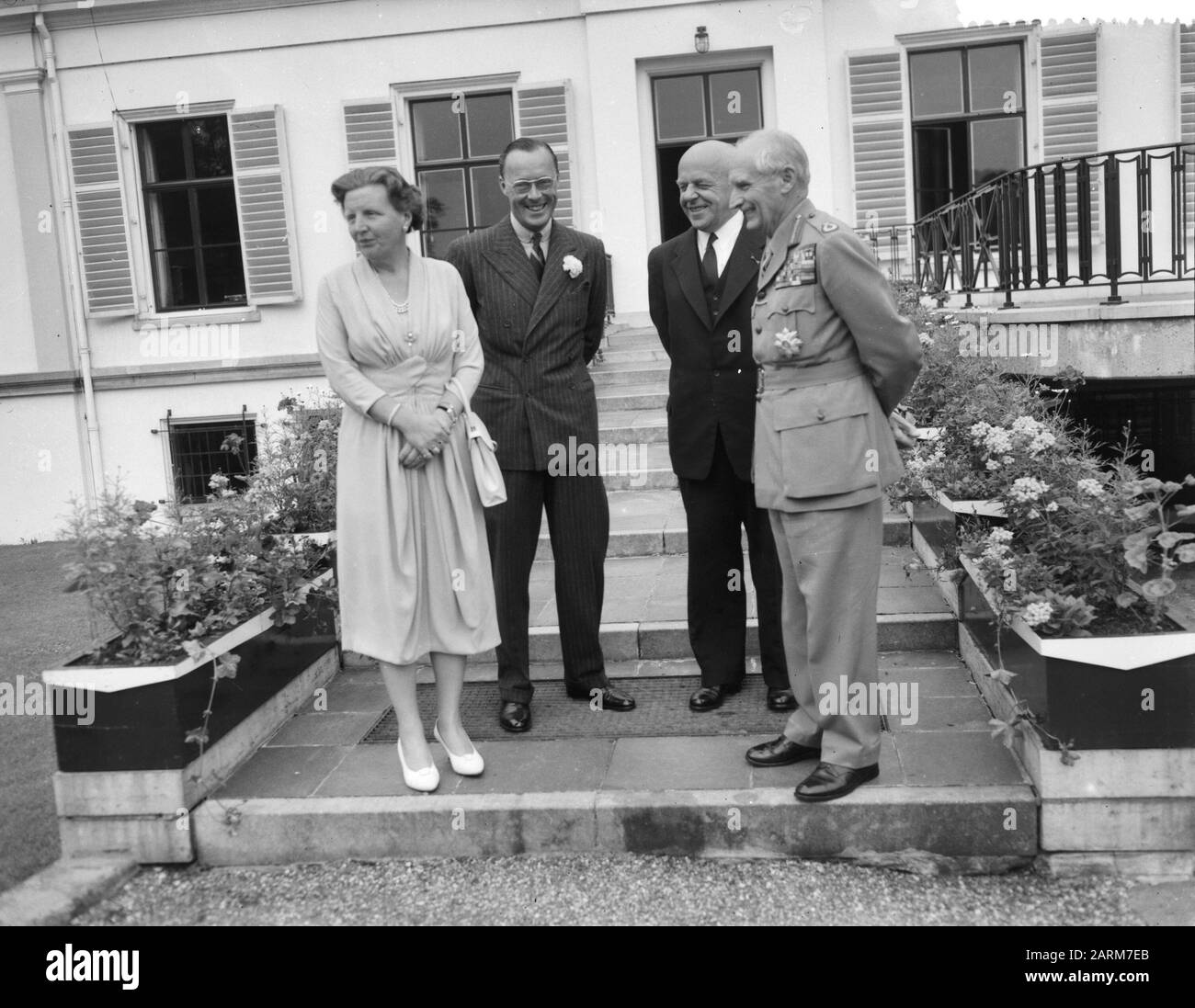 Königin Juliana und Prinz Bernhard erhielten Feldmarschall Montgomery bei seinem Abschied als stellvertretender Oberster Befehlshaber Europa der NATO im Soestdijk-Palast V.l.n.r.: Königin Juliana, Prinz Bernhard, Minister Für Verteidigung und Feldmarschall Montgomery Datum: 26. Juni 1958 Ort: Baarn, Utrechter (Provinz) Stichwörter: Gruppenporträts, Königinnen, Minister, Paläste, Fürsten, Feldmarschälle Personenname: Bernhard (Prinz Niederlande), Juliana (Königin Niederlande), Montgomery, B. L., Staf, C. Stockfoto