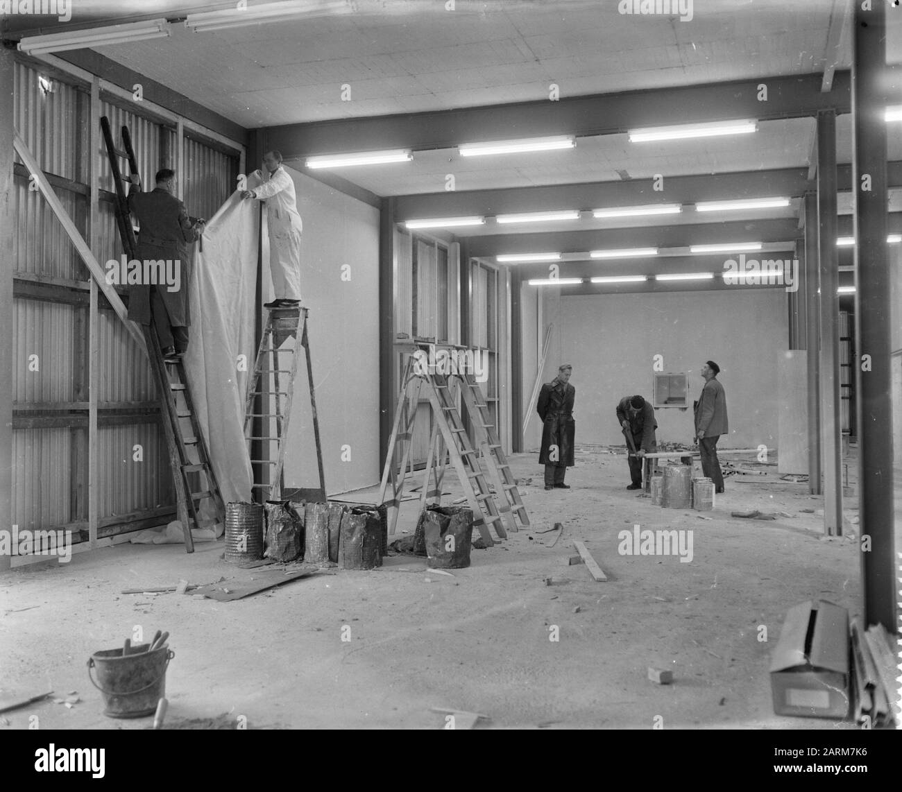 Möbel vml. Atomhal in Schiphol zum Verkauf von Duty-free-Autos Datum: 6. Oktober 1958 Standort: Noord-Holland, Schiphol Schlüsselwörter: INSECTIONS, Autos, verkaufen Stockfoto