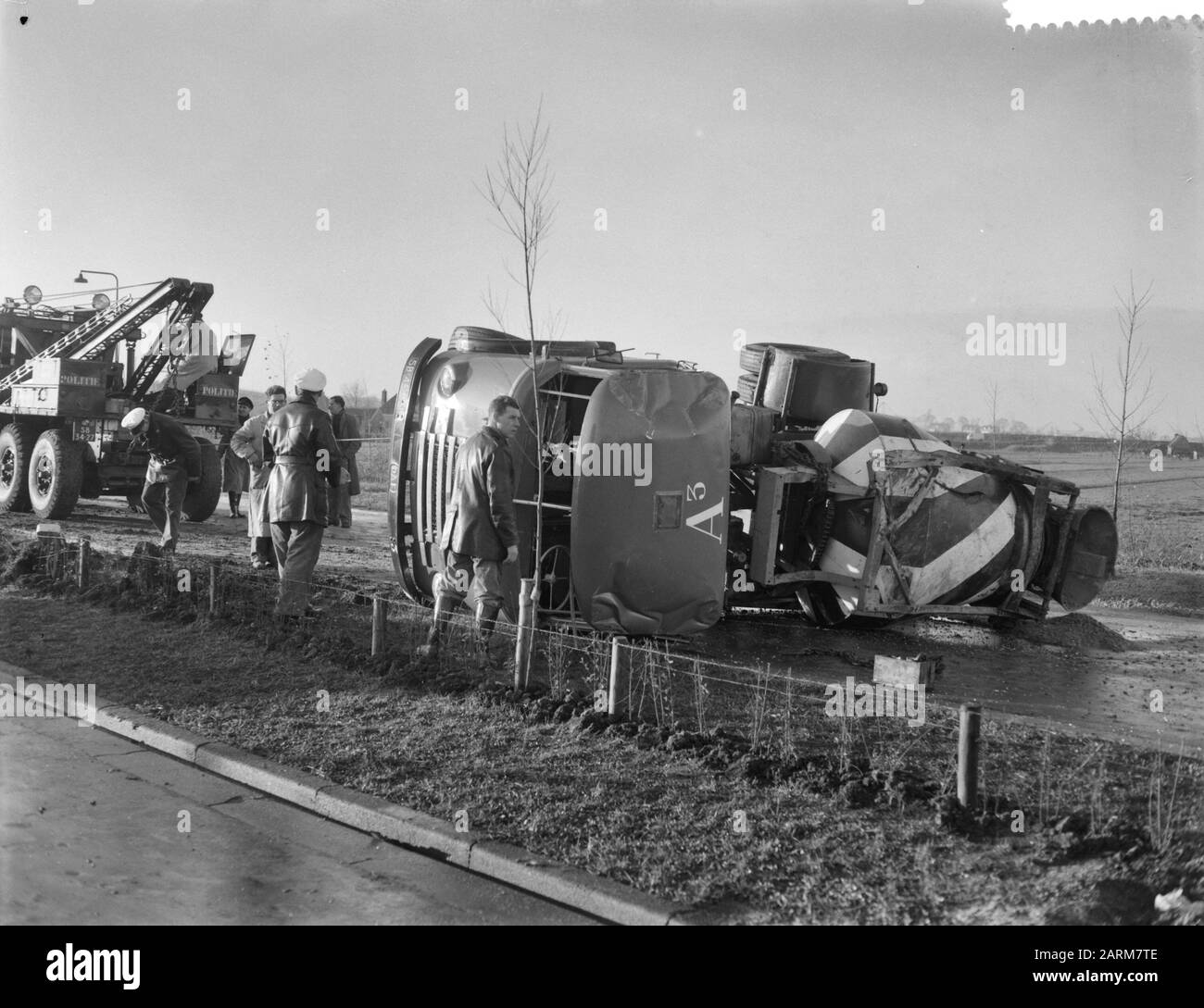 Schwerer Verkehrsunfall auf der Straße nach Schellingwoude Anmerkung: Ein geneigter Zementwagen Datum: 6. Dezember 1958 Standort: Noord-Holland, Schellingwoude Schlüsselwörter: Verkehrsunfälle Stockfoto