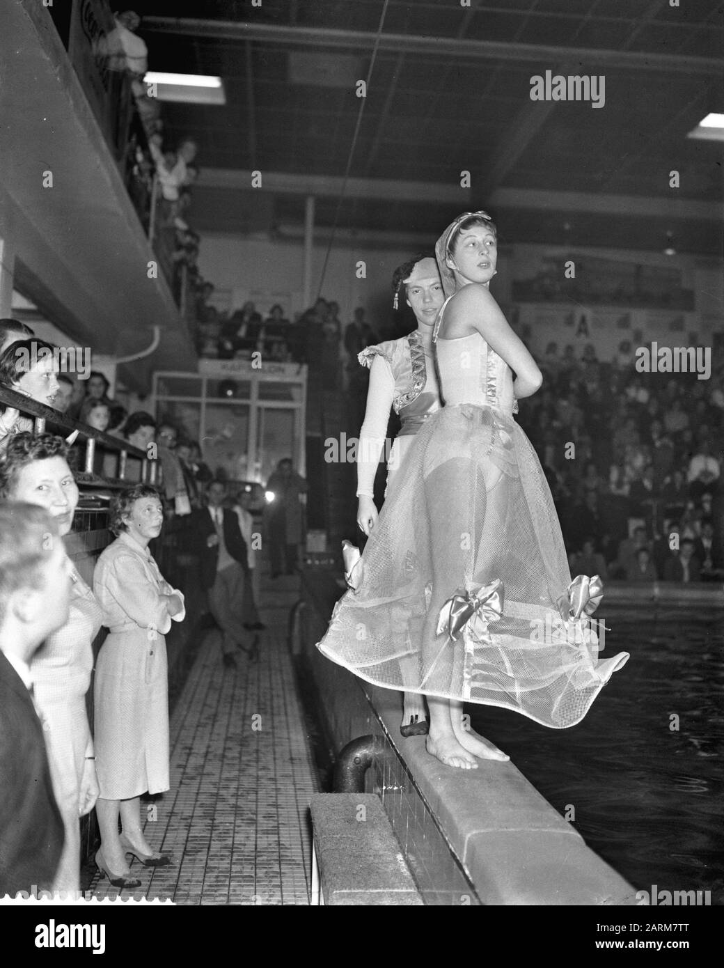 Europäische Kunstschwimmwettbewerbe zum 20-jährigen Jubiläum des Amsterdamer Schwimmverbands Admiraal de Ruyter, mej. Balkenende und USD Datum: 14. Dezember 1958 Stockfoto