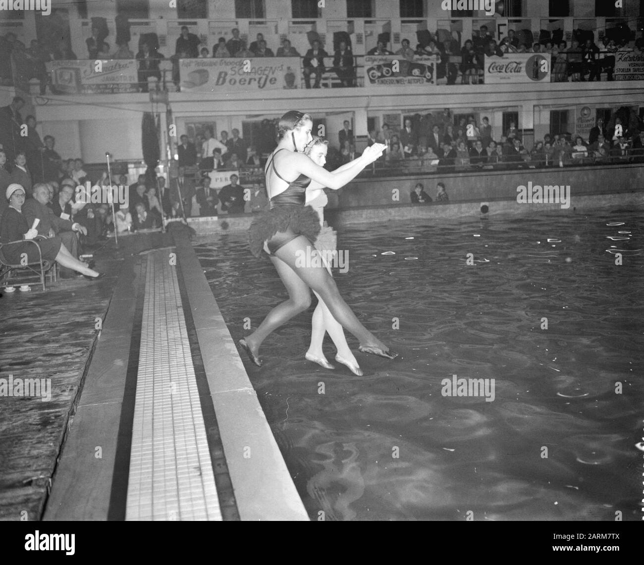 Europäische Kunstschwimmwettbewerbe zum 20-jährigen Jubiläum des Amsterdamer Schwimmverbands Admiraal de Ruyter, mej. Balkenende und USD Datum: 14. Dezember 1958 Stockfoto