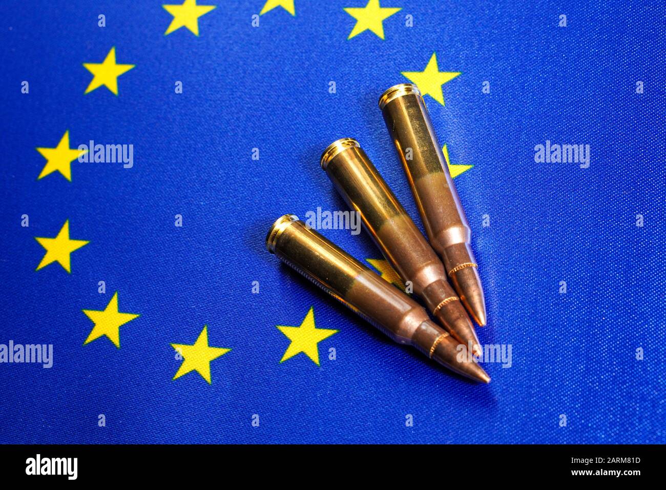 Drei Gewehrpatronen auf der Flagge der Europäischen Union. Nahaufnahme, Kopierbereich Stockfoto