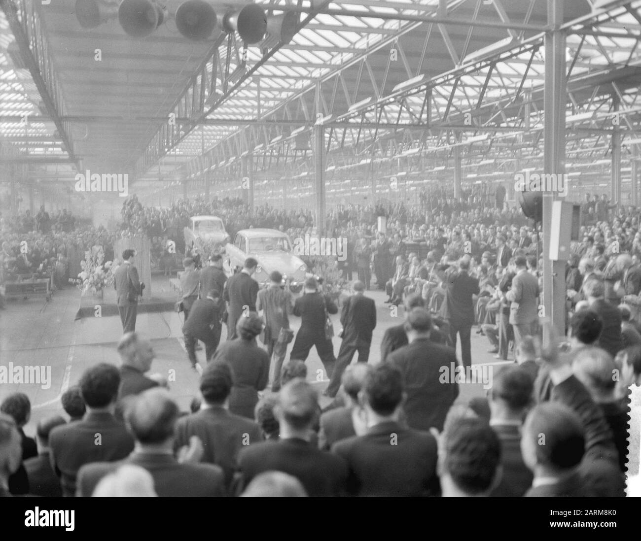 Der erste DAF-Pkw ist in Eindhoven vom Reifen abgekommen, der erste Wagen fährt ab dem Reifendatum: 23. März 1959 Standort: Eindhoven Schlagwörter: WAK, Reifen Settingsname: DAF Stockfoto