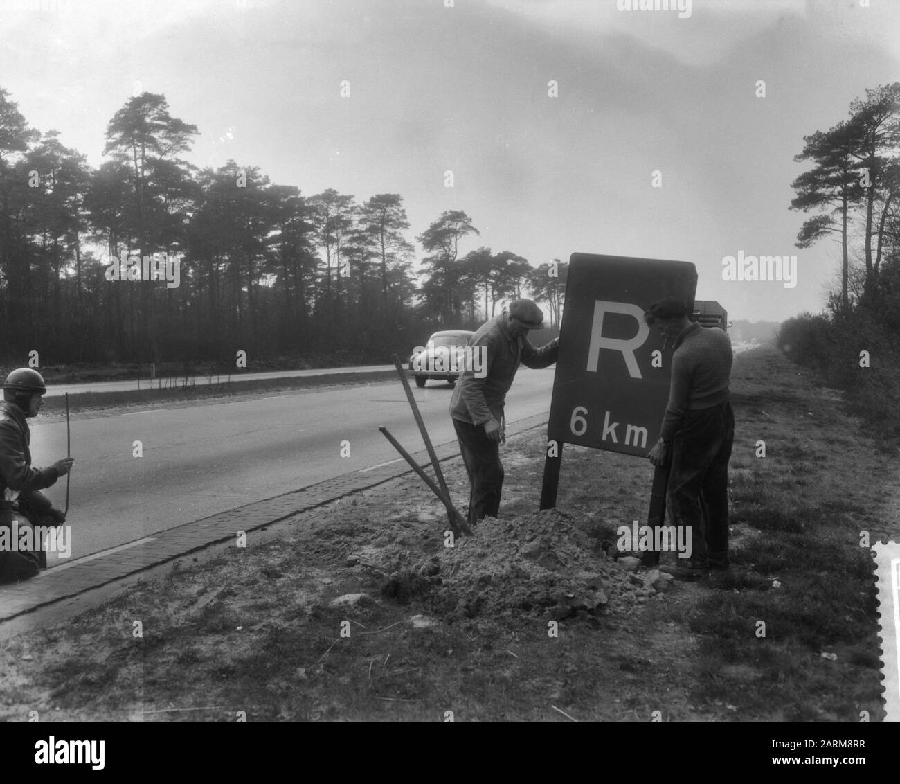 Erstes holländisches Restaurant auf der Autobahn Arnhem-Utrechter (A12) in der Nähe von Bunnik. Hinweisschilder sind angebracht Datum: 2. April 1959 Ort: Bunnik Schlagwörter: Autobahnen, Restaurants, Verkehr, Straßenschilder Stockfoto