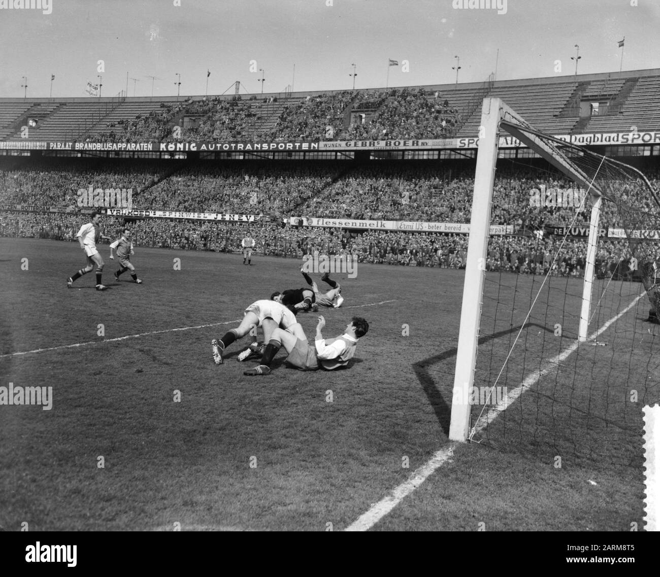 Feyenoord versus Ajax 0-5, Spielmoment für das Ajax-Tor Datum: 5. april 1959 Ort: Rotterdam-Schlüsselwörter: Sport, Name der Fußballeinrichtung: Feyenoord Stockfoto