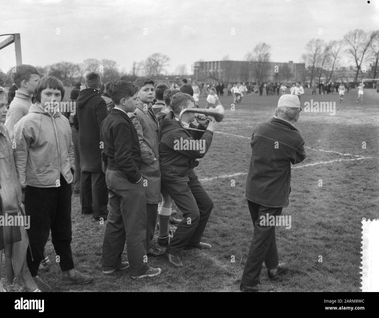 Schulfußball in Amsterdam ermutigen Anhänger der Dongeschool ihr Team mit Musikinstrumenten Datum: 8. april 1959 Ort: Amsterdam, Noord-Holland Schlüsselwörter: Sport, Förderer, Fußball Stockfoto