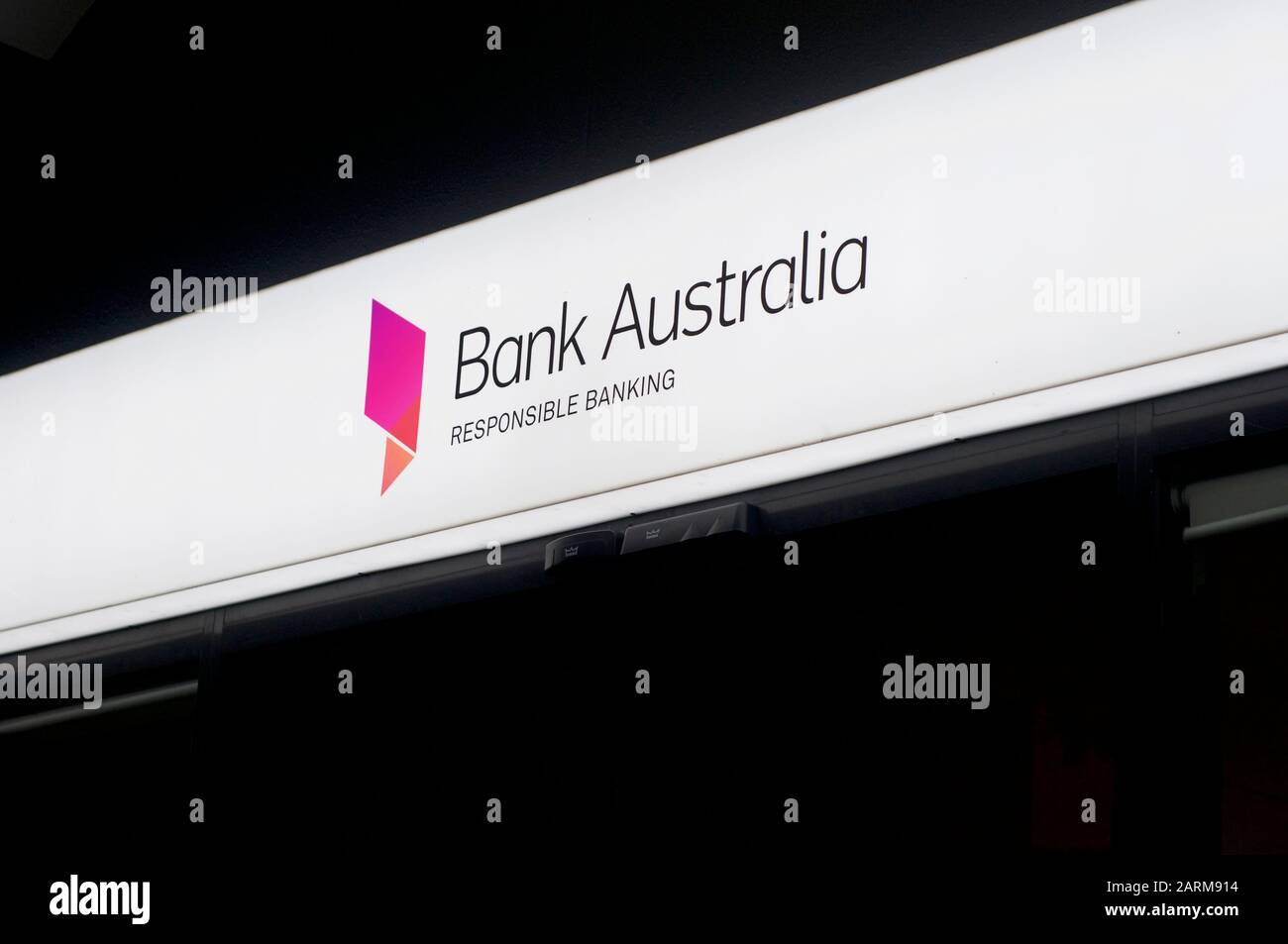 Brisbane, Queensland, Australien - 22. Januar 2020: Leuchtendes Schild Bank Australia, das vor dem Eingang in West End, Brisbane, hängt. Stockfoto