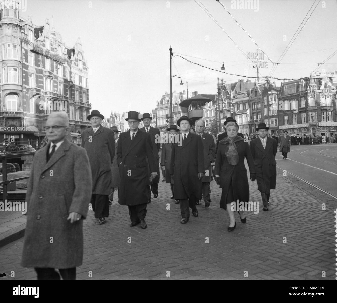 Stille Touren zum Dam Square, Mitglieder des stadtrats während der Fahrt zum Dam Dam Datum: 4. Mai 1959 Stockfoto