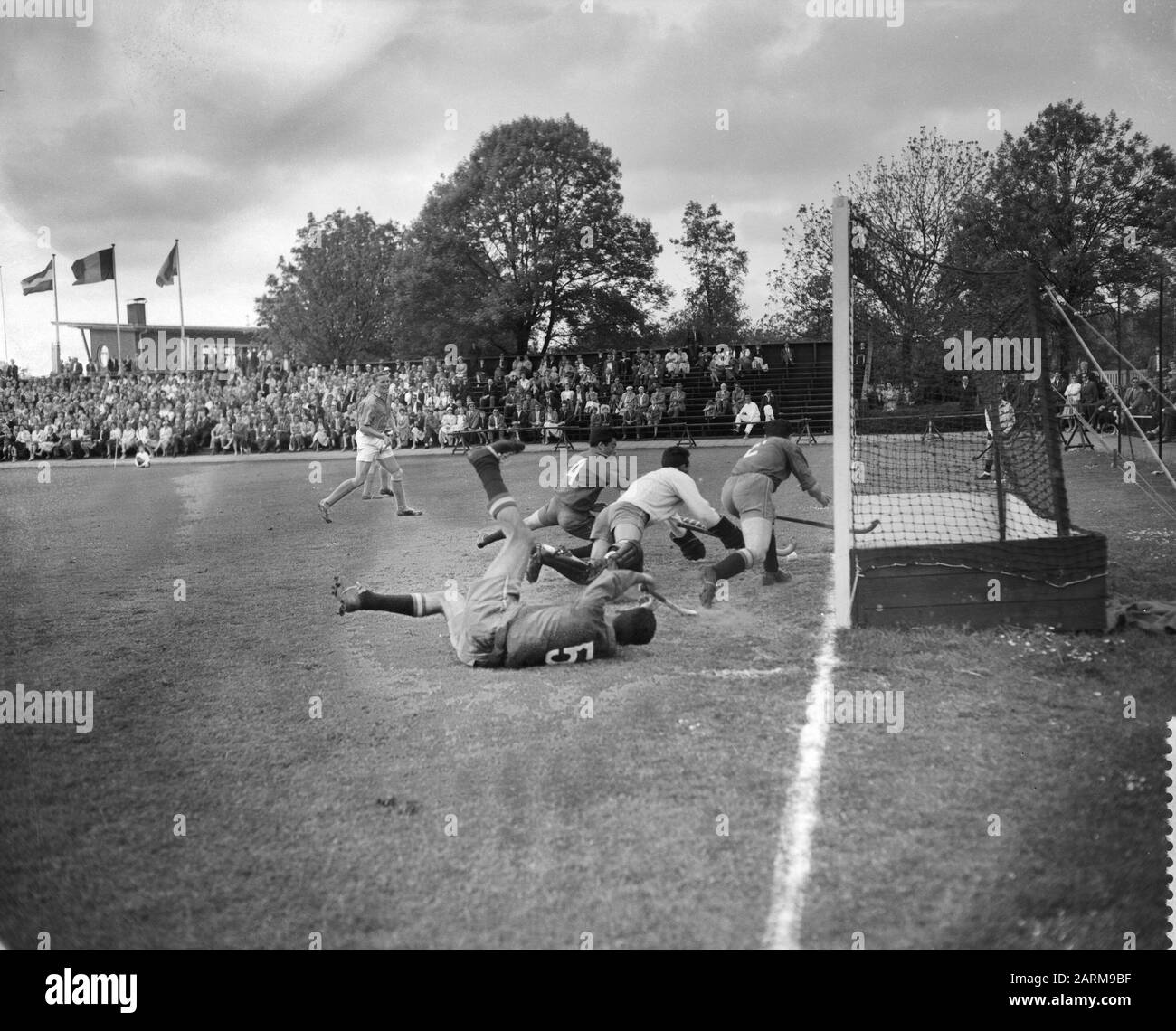Hockey Herren Niederlande gegen Spanien 4-1 im Hockeystadion von Van het Hooft (Niederlande), Dinares (Spanien), Mercader (Spanien), Torhüter Datum: 18. Mai 1959 Schlagwörter: Hockey, Sport persönlicher Name: Dinares, Hoof van de, Mercader Stockfoto