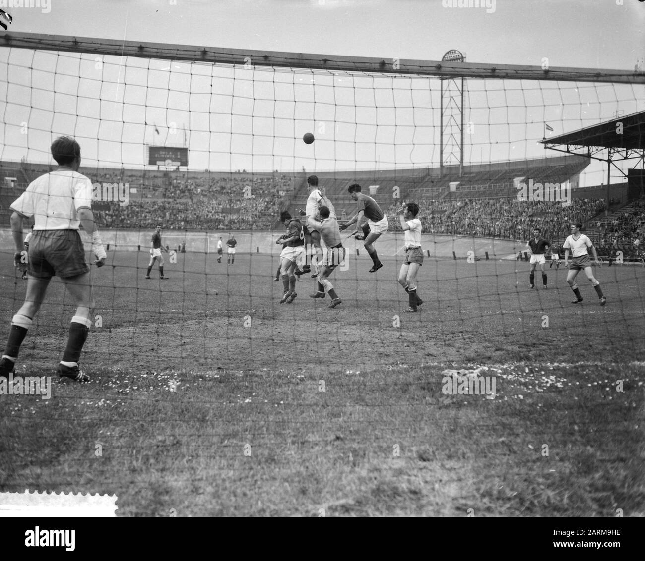DWSA gegen Elinkwijk 0-2, Torhüter Piet Kraak, Theeuwis, Frits Flinkewing Datum: 31. Mai 1959 Schlagwörter: Torhüter, Fußball Personenname: Flinkewing, Frits, Kraak, Piet Stockfoto